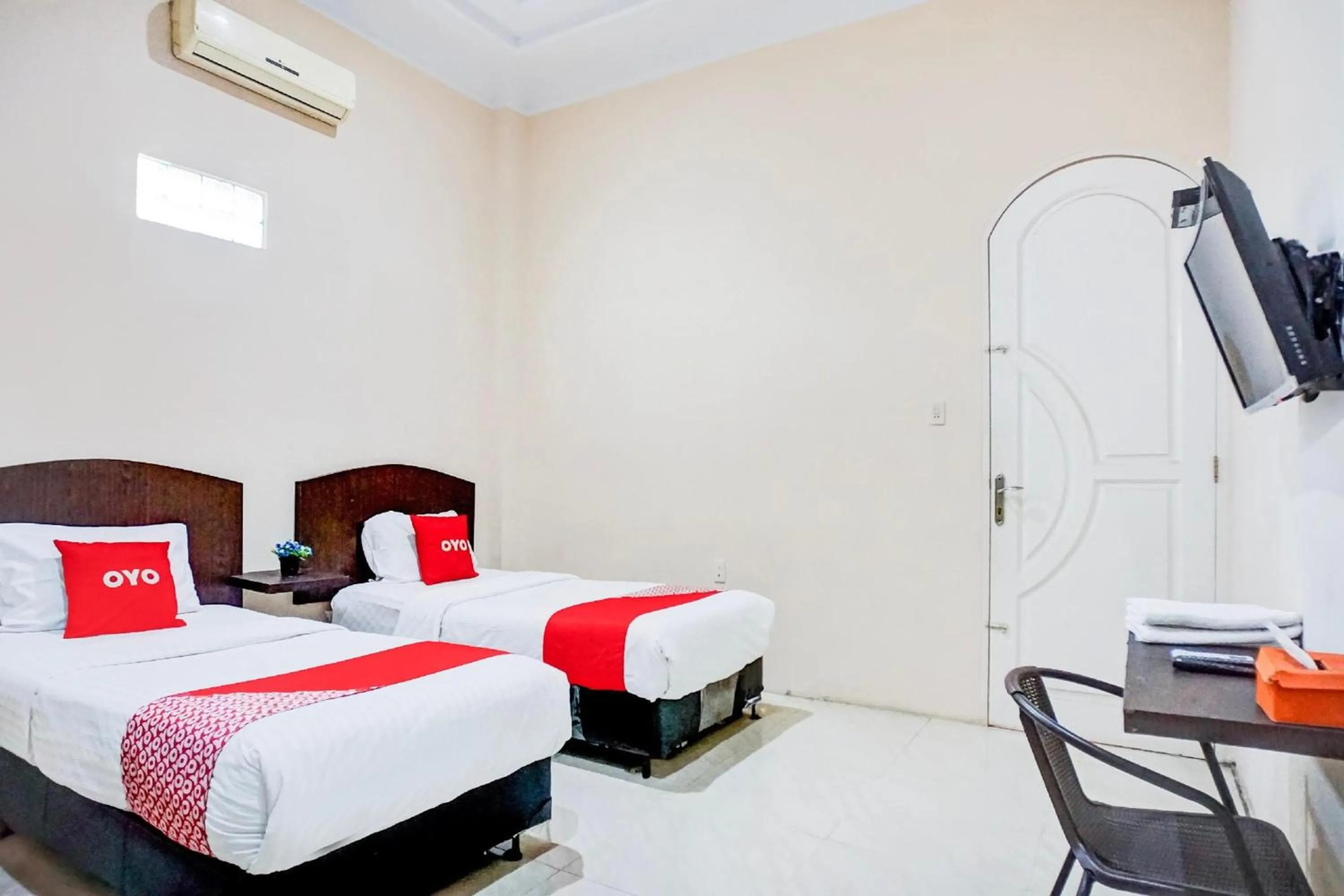Photo of the whole room, Bed in RedDoorz At Ralica Grand Palladium Medan