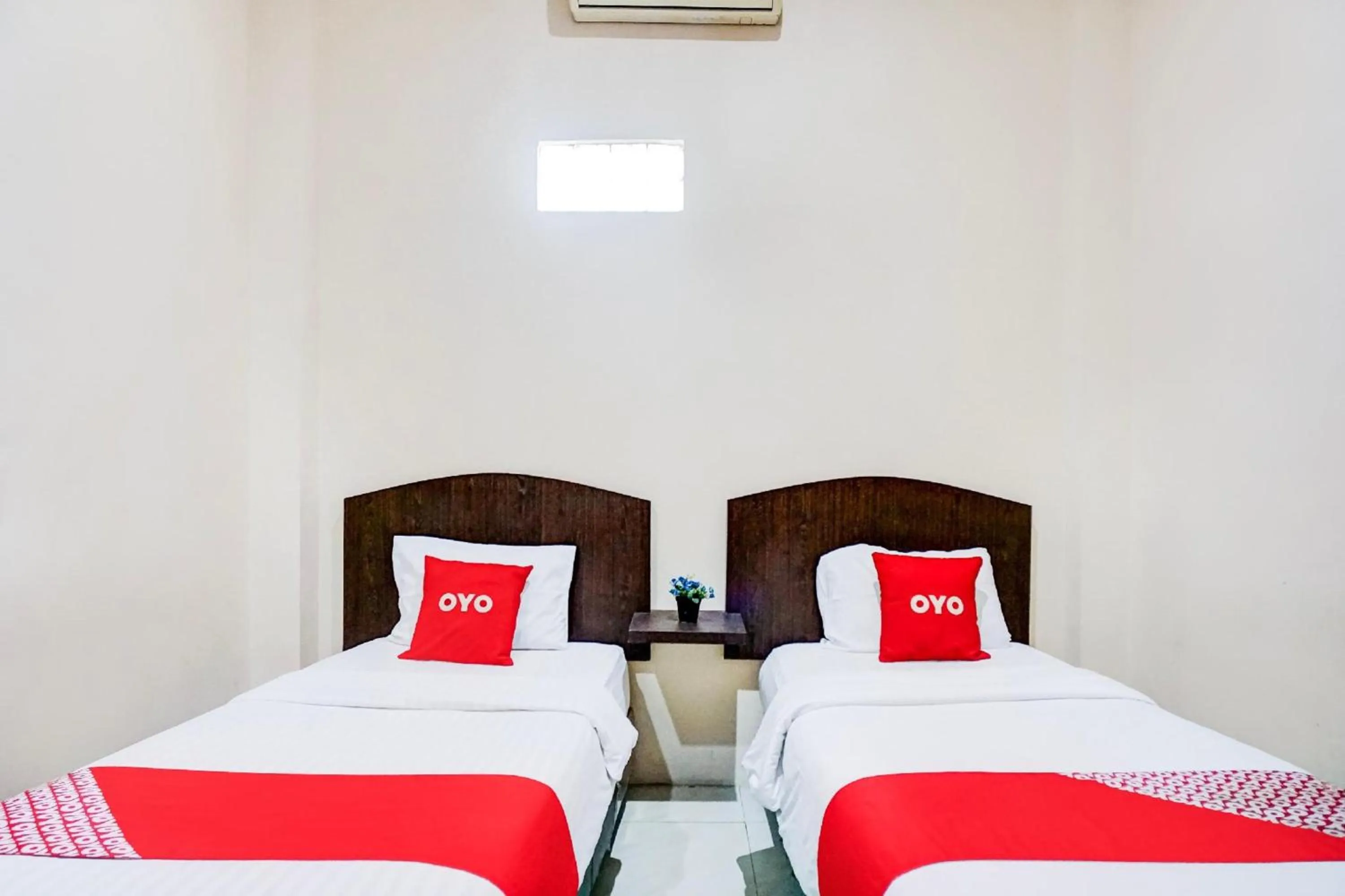 Photo of the whole room, Bed in RedDoorz At Ralica Grand Palladium Medan