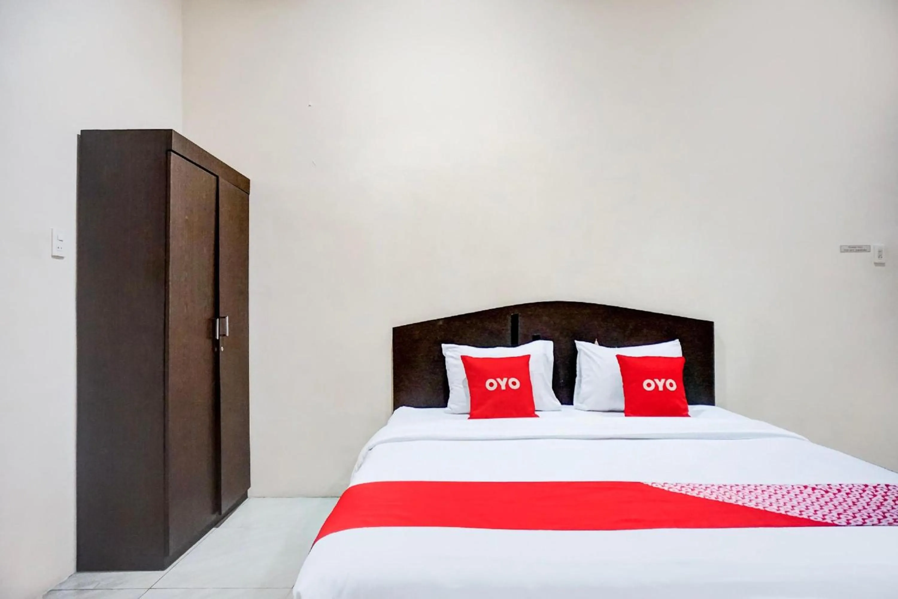 Photo of the whole room, Bed in RedDoorz At Ralica Grand Palladium Medan