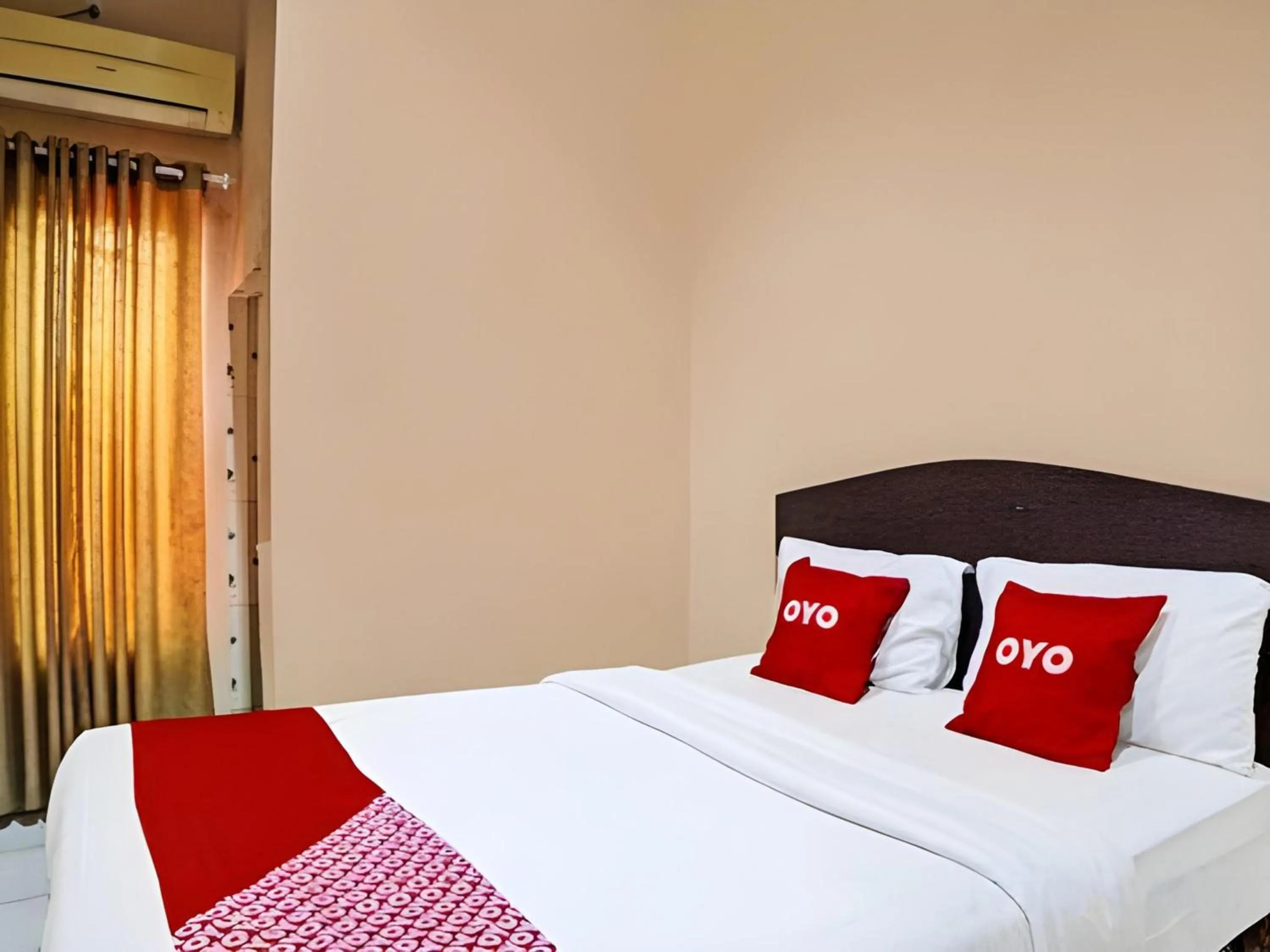 Photo of the whole room, Bed in RedDoorz At Ralica Grand Palladium Medan
