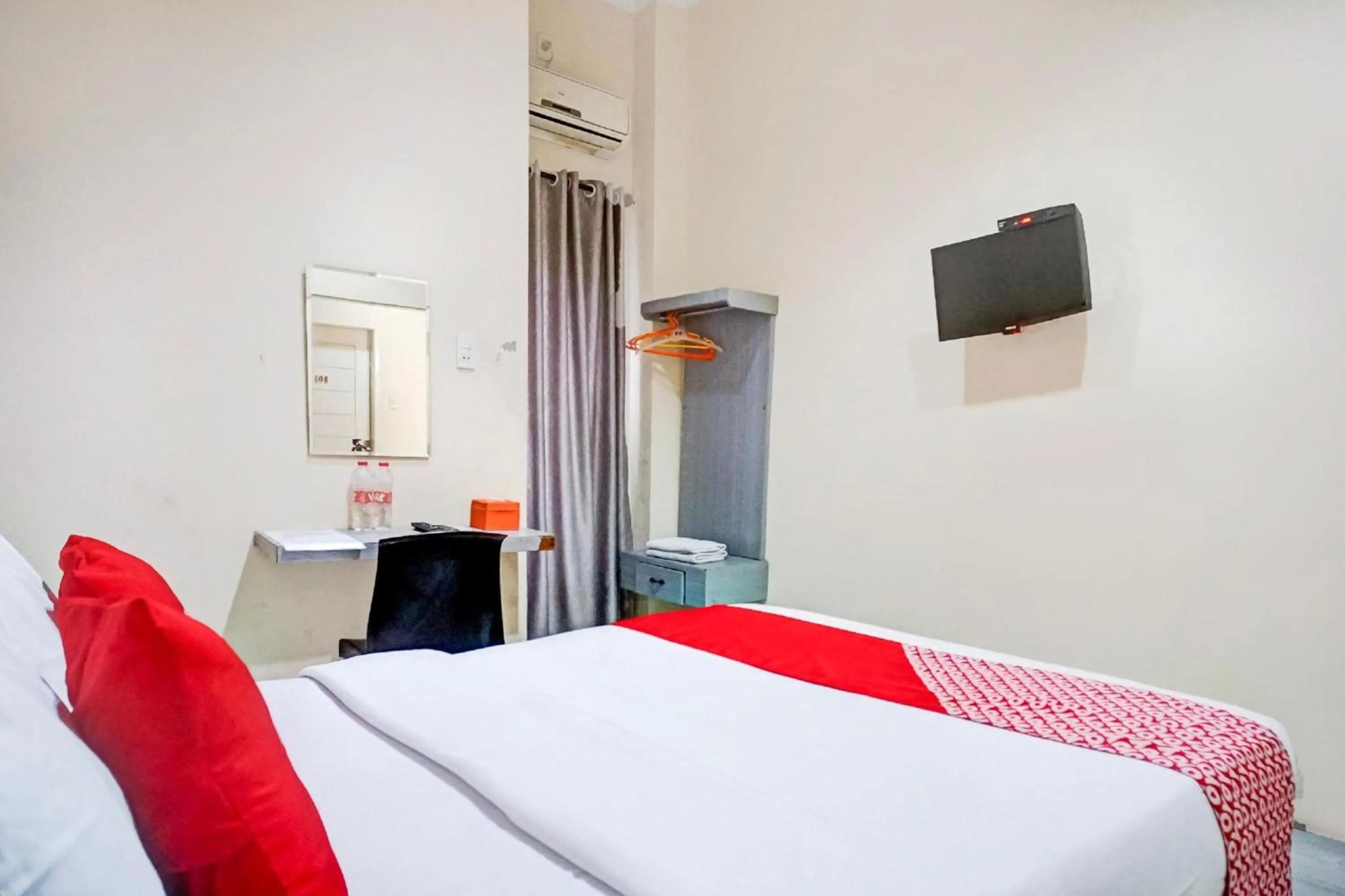 Photo of the whole room, Bed in RedDoorz At Ralica Grand Palladium Medan