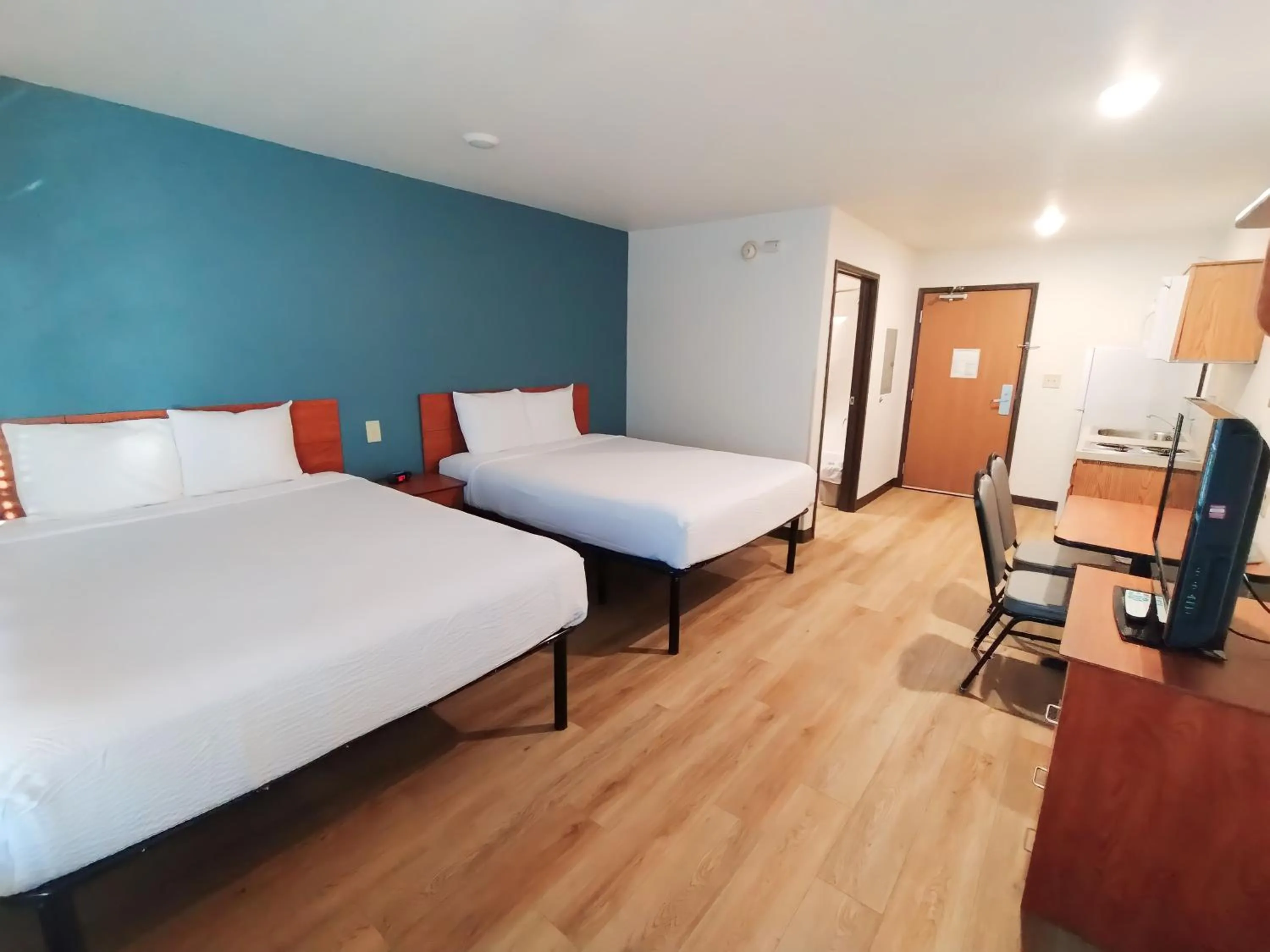 Photo of the whole room, Bed in WoodSpring Suites Asheville - Biltmore West