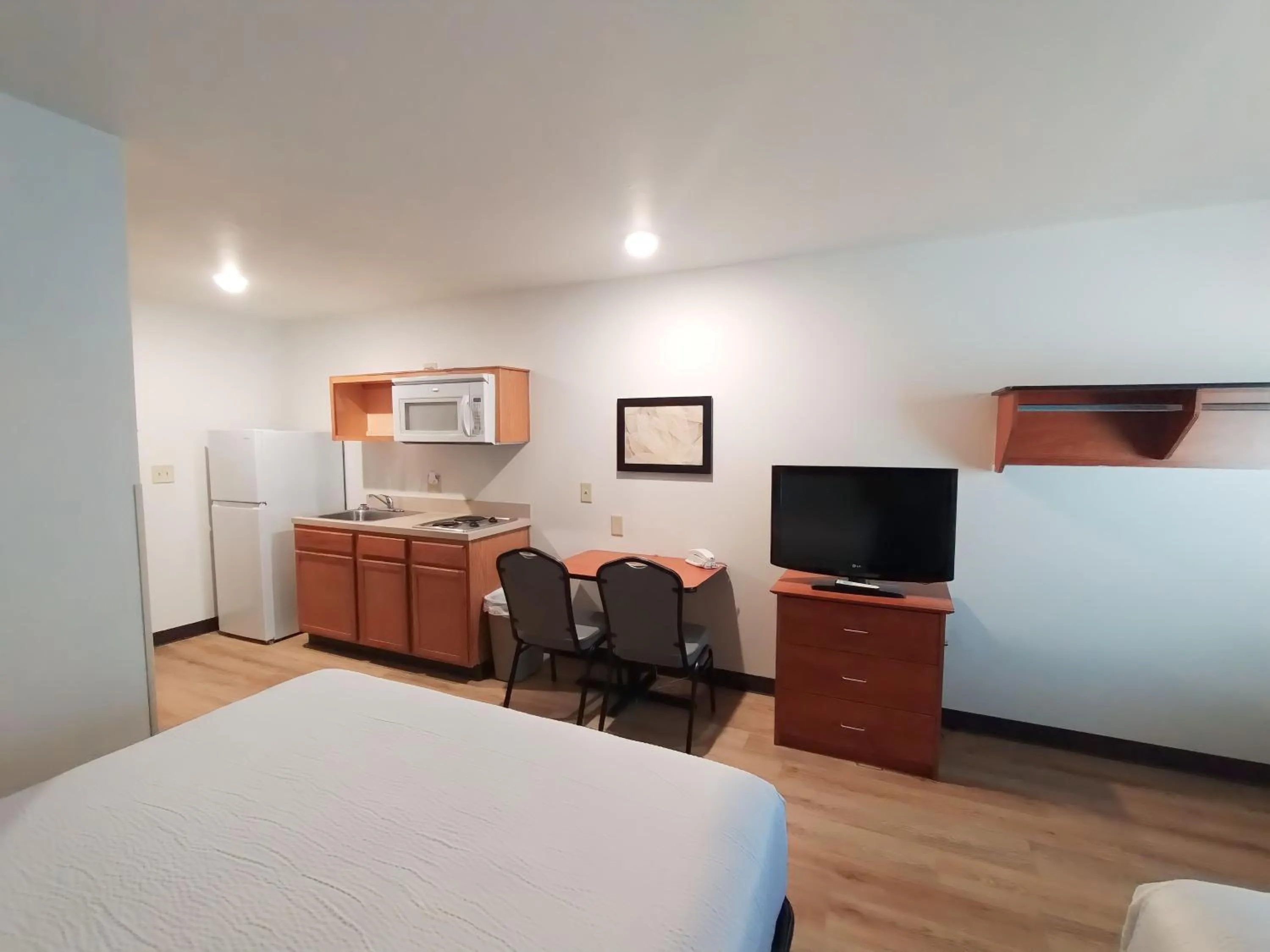 Photo of the whole room, Bed in WoodSpring Suites Asheville - Biltmore West