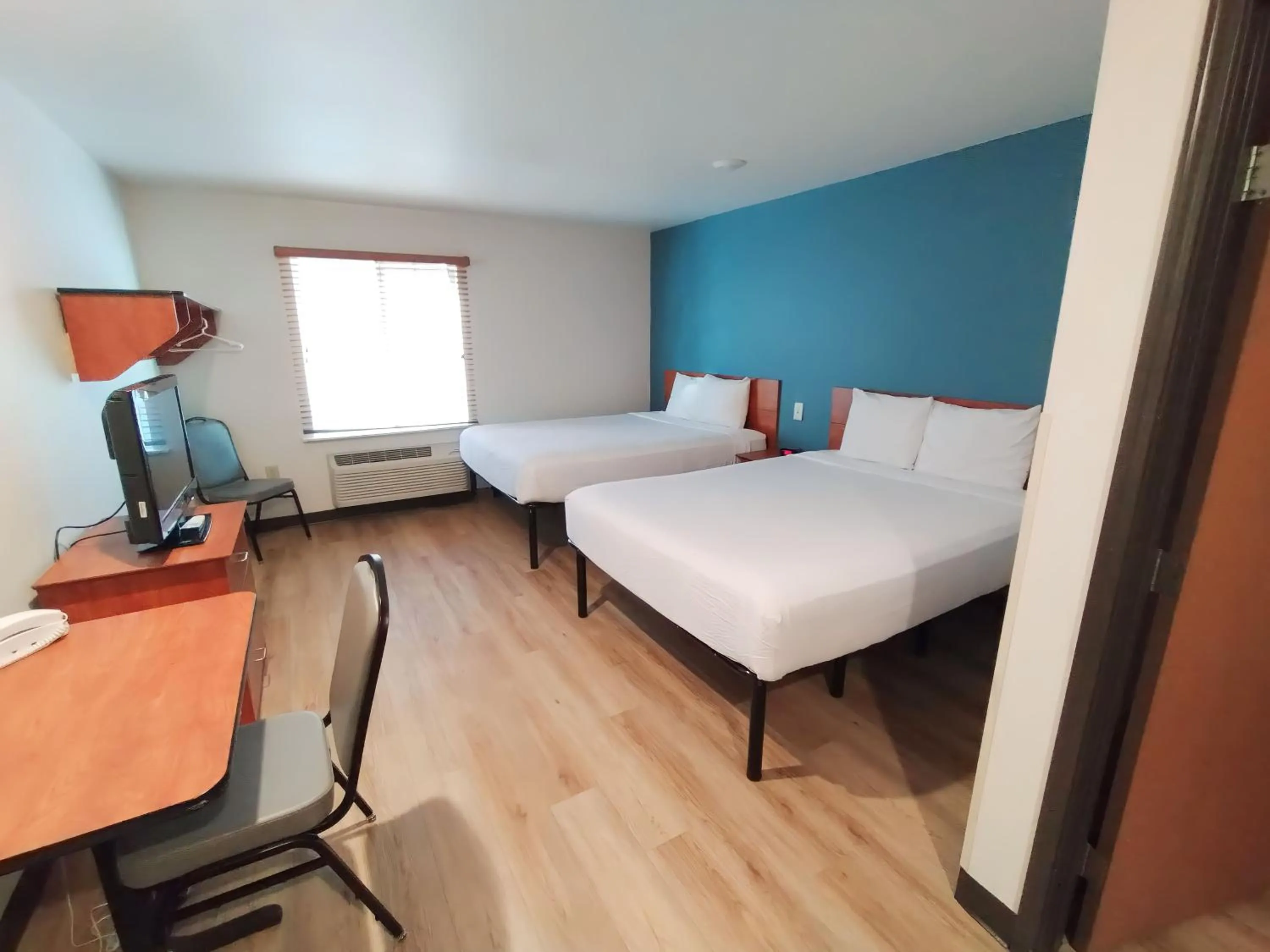 Photo of the whole room, Bed in WoodSpring Suites Asheville - Biltmore West