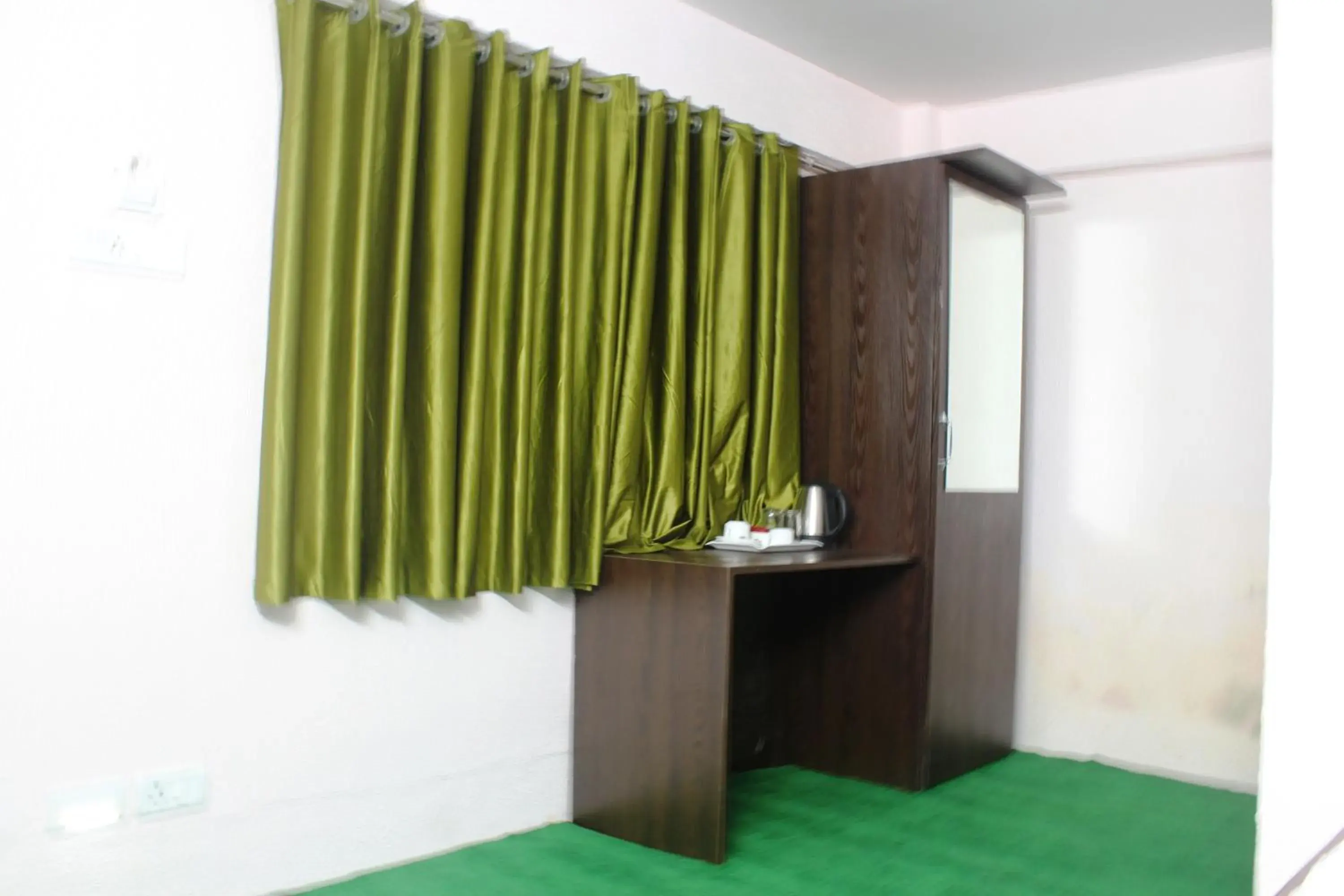 Budget Double Room in Hotel Paradiso Budget Double Room in Hotel Paradiso