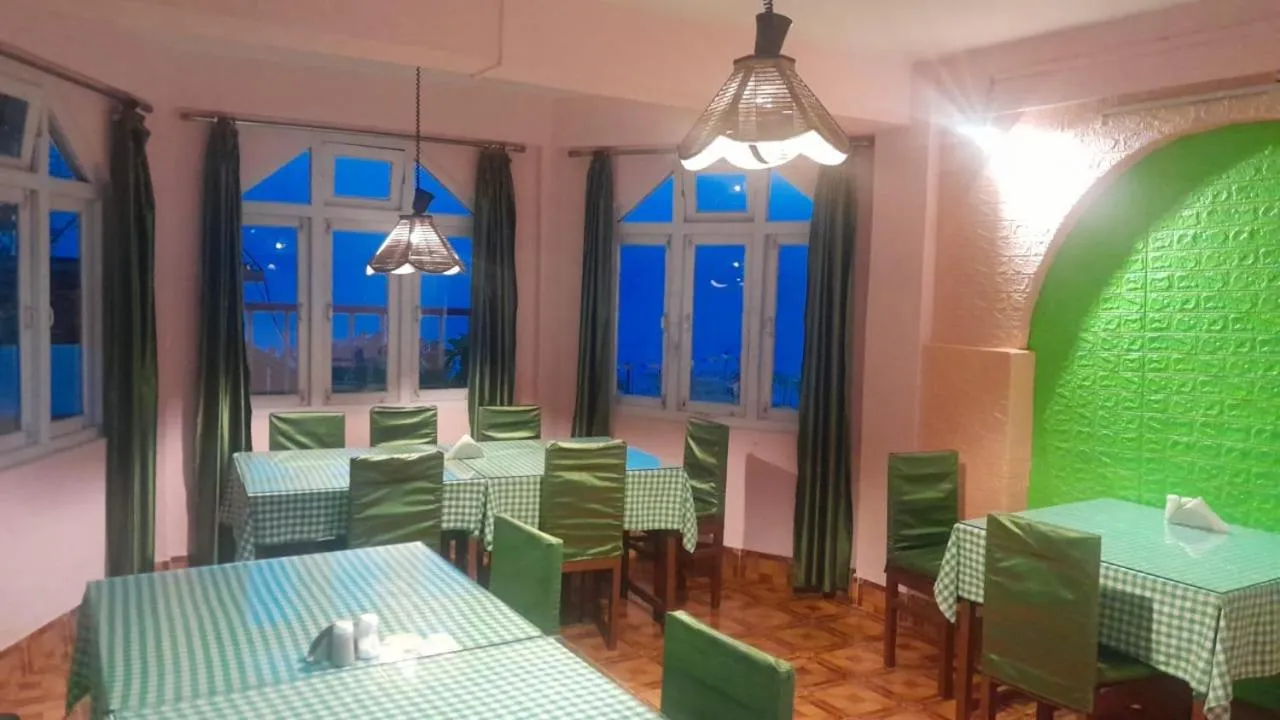 Restaurant/places to eat in Hotel Paradiso