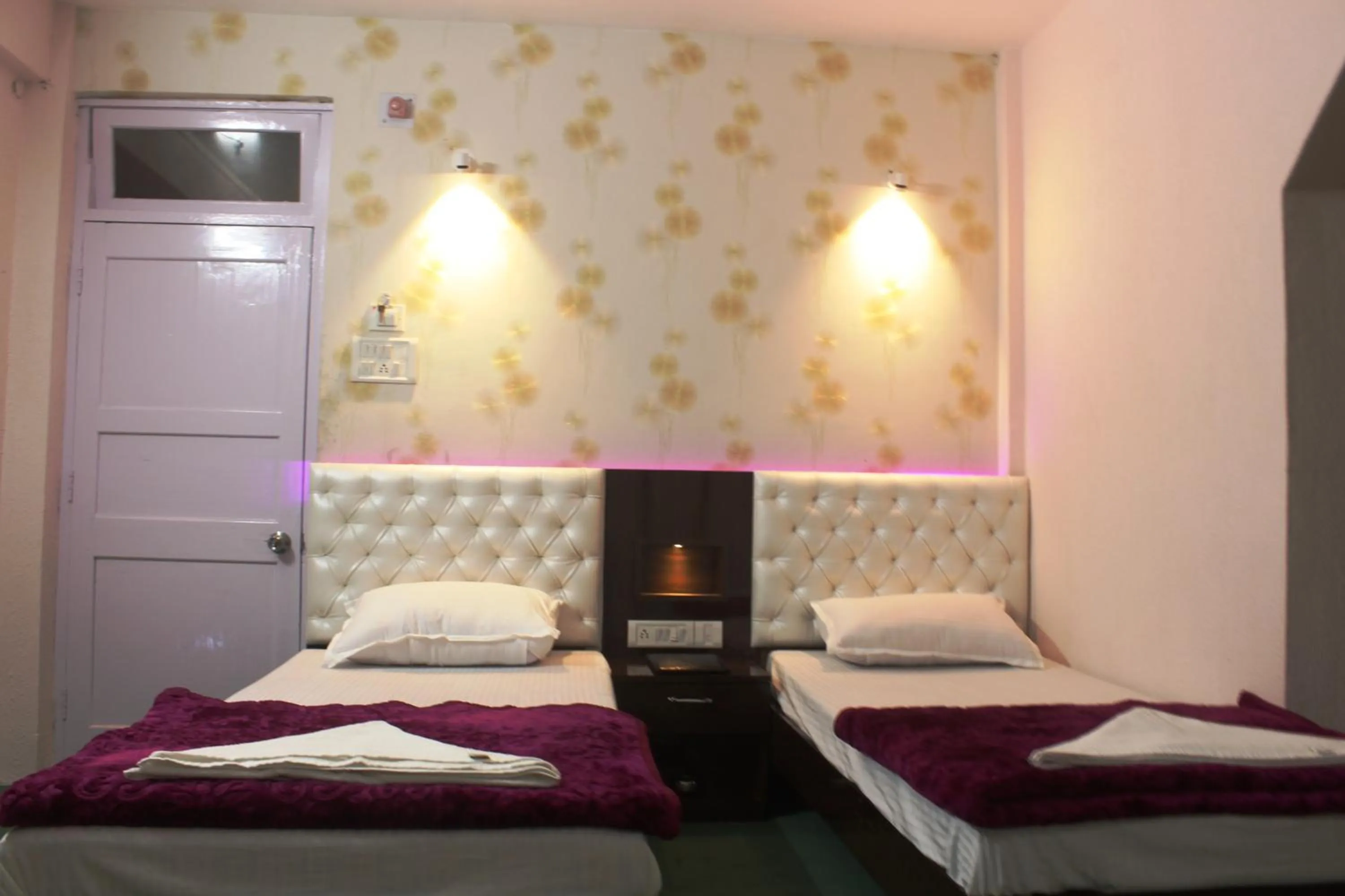 Bed in Hotel Paradiso