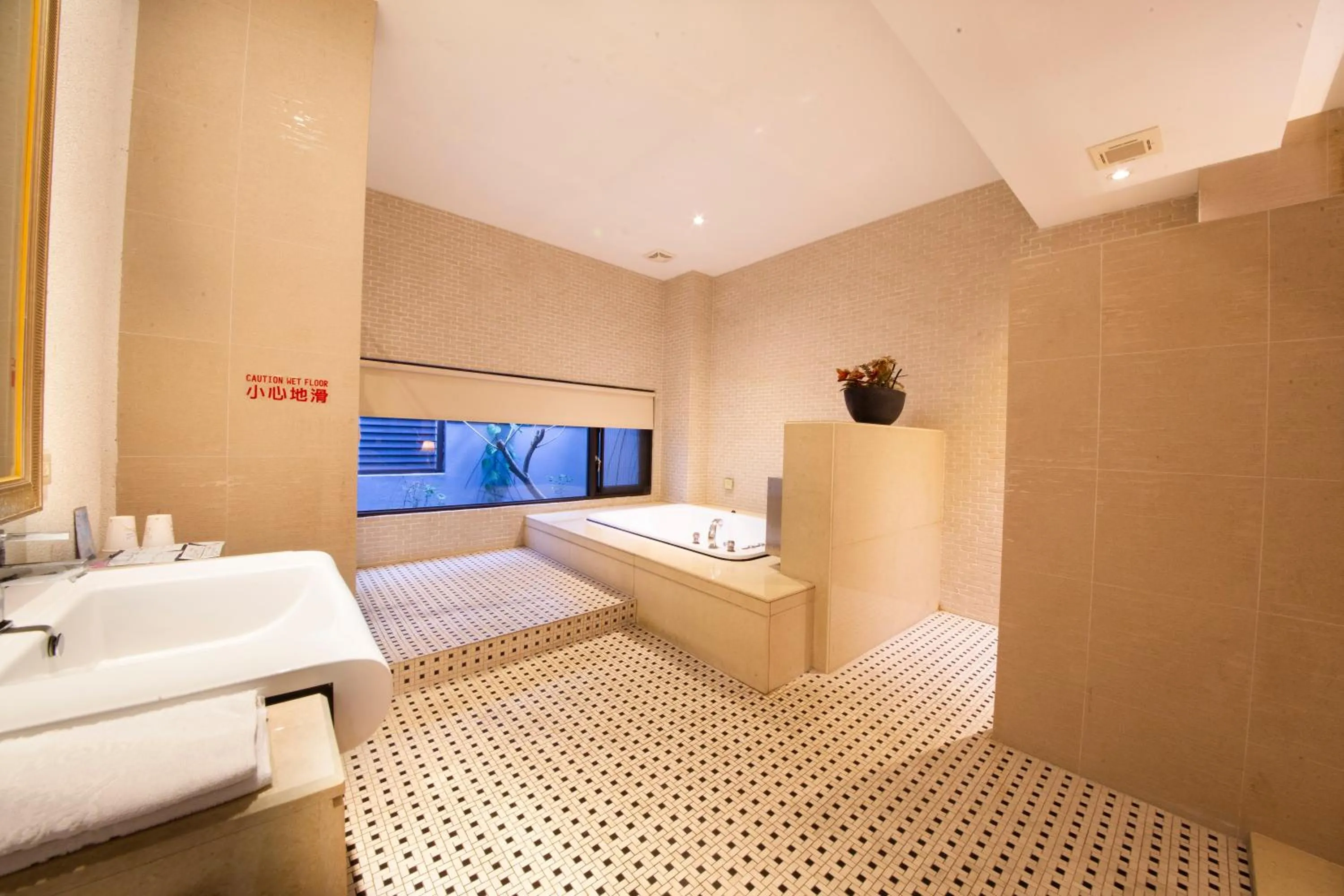 Bathroom, Bed in LI-GIN Motel