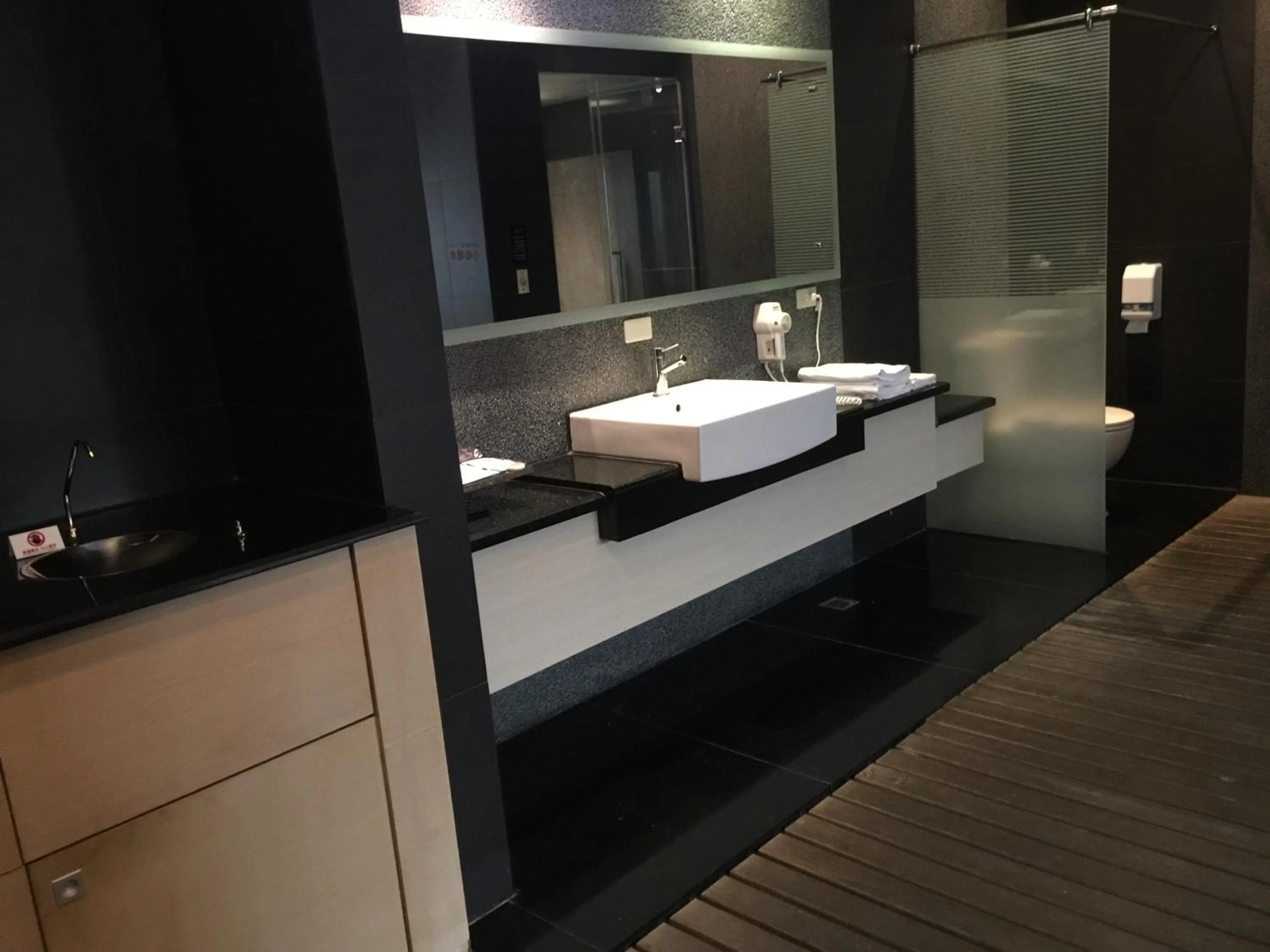 Bathroom, Bed in LI-GIN Motel