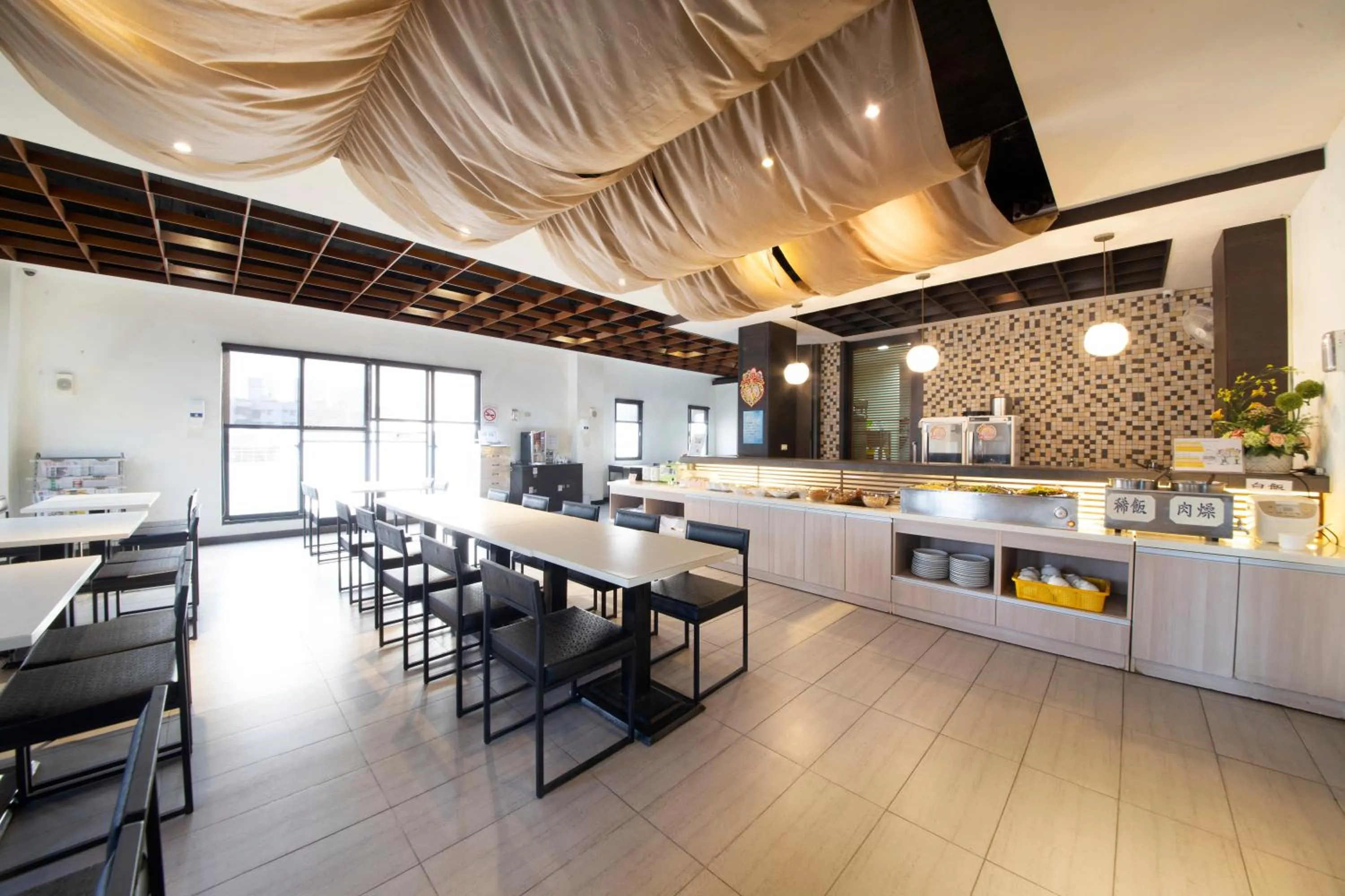 Restaurant/places to eat in LI-GIN Motel