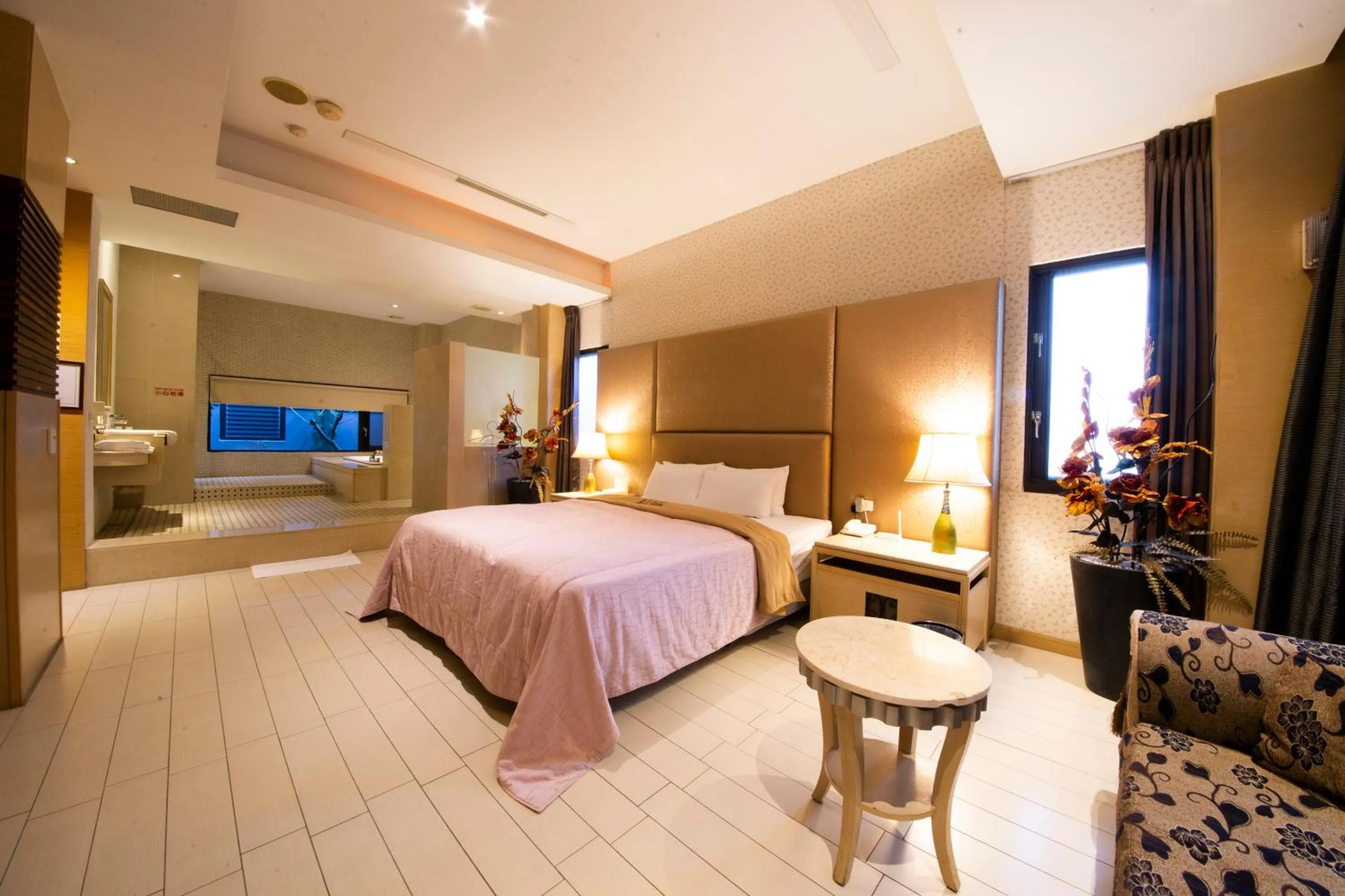 Bathroom, Bed in LI-GIN Motel