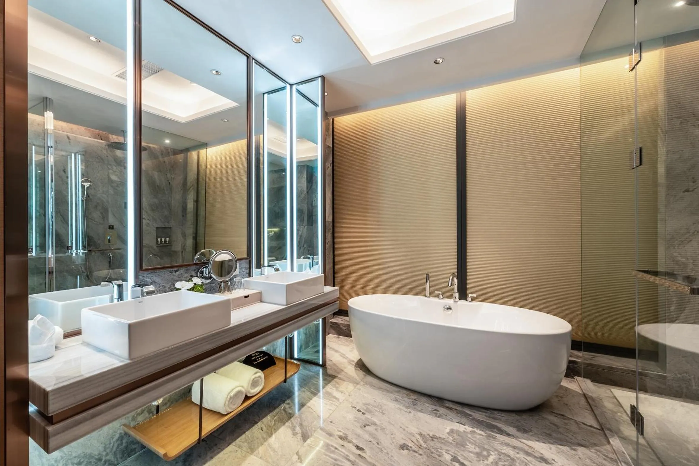 Auto City Ruili Hotel