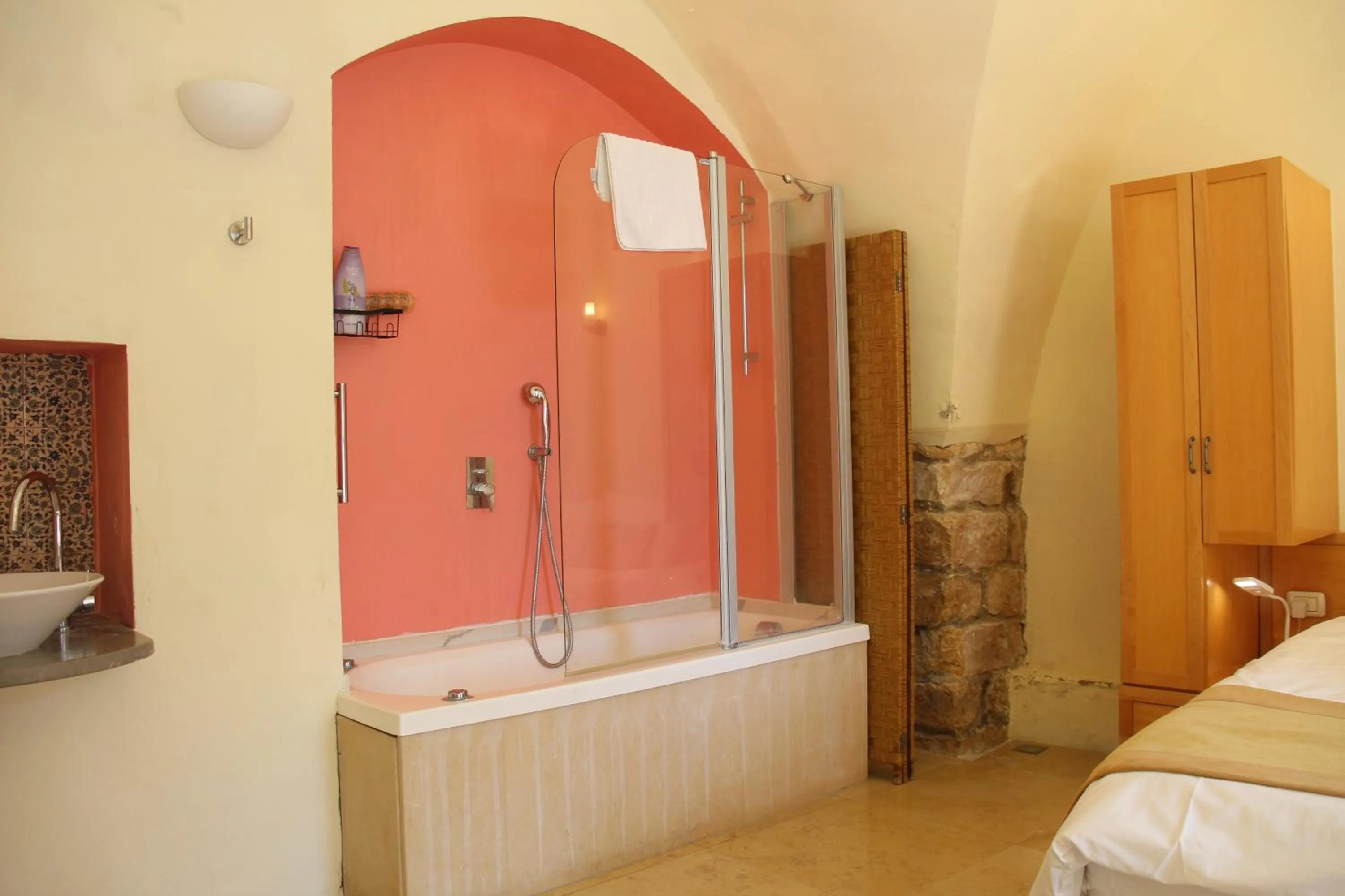 Shower, Bed in Artists' Colony Inn Zefat