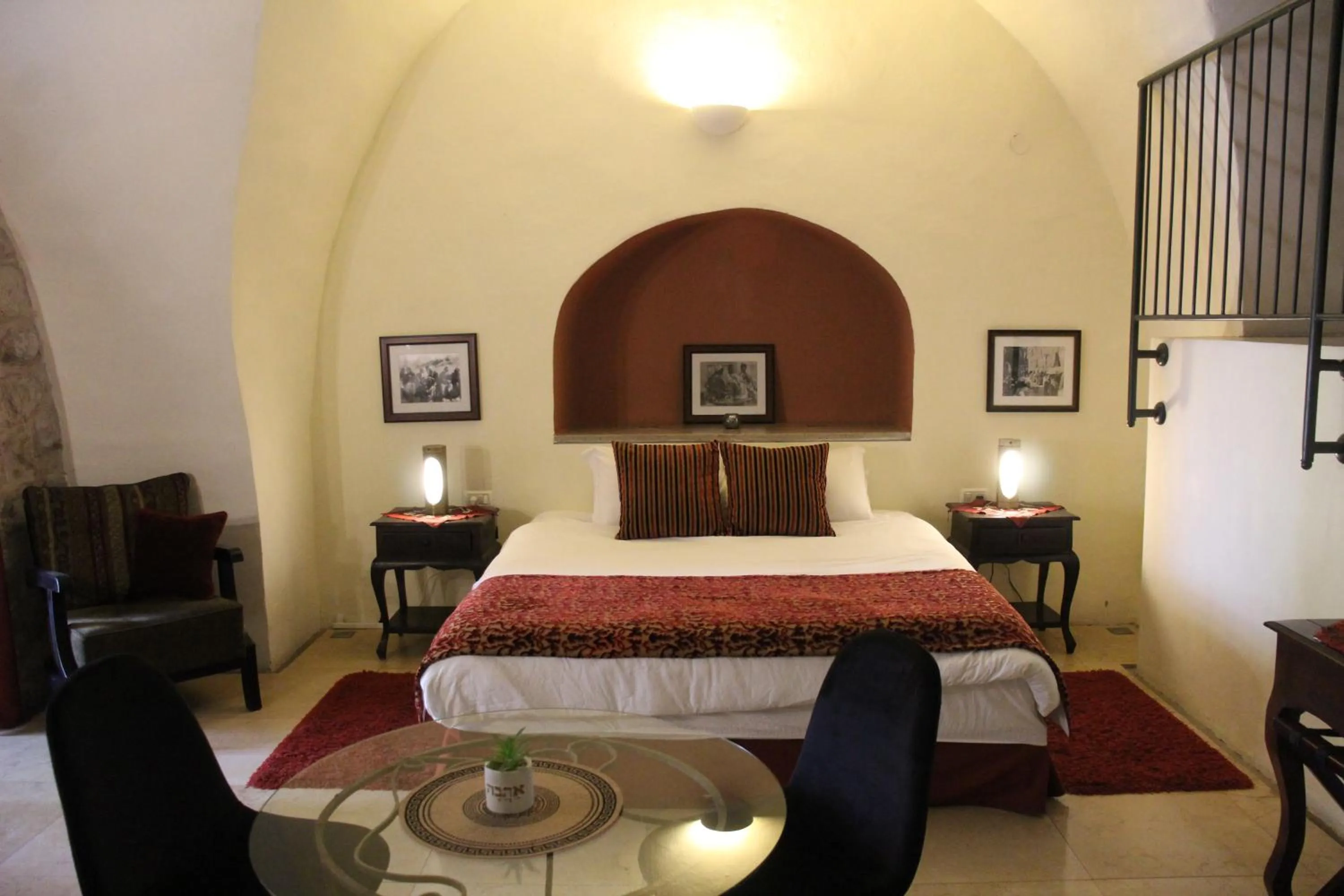 Bed in Artists' Colony Inn Zefat