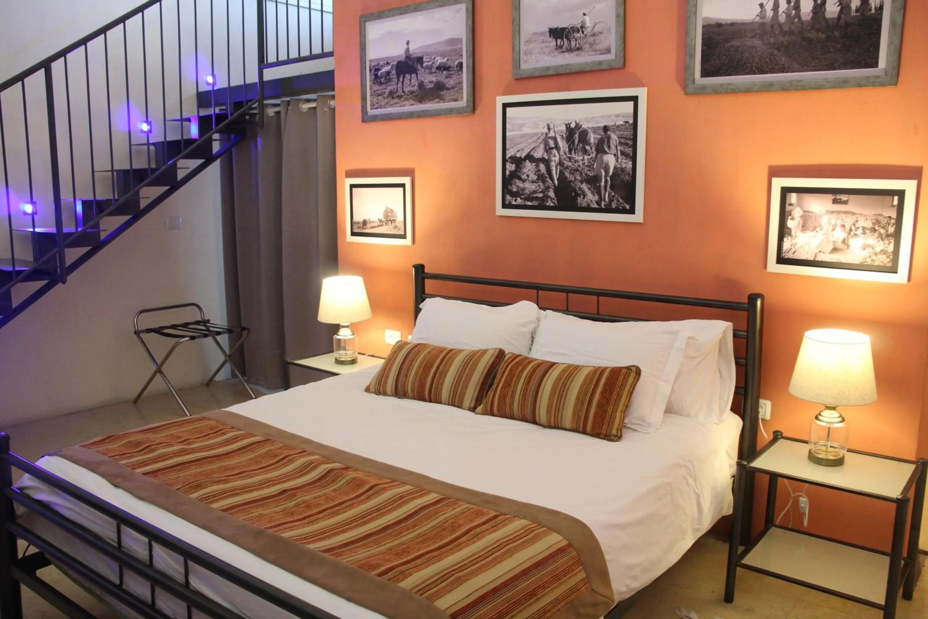 Bed in Artists' Colony Inn Zefat