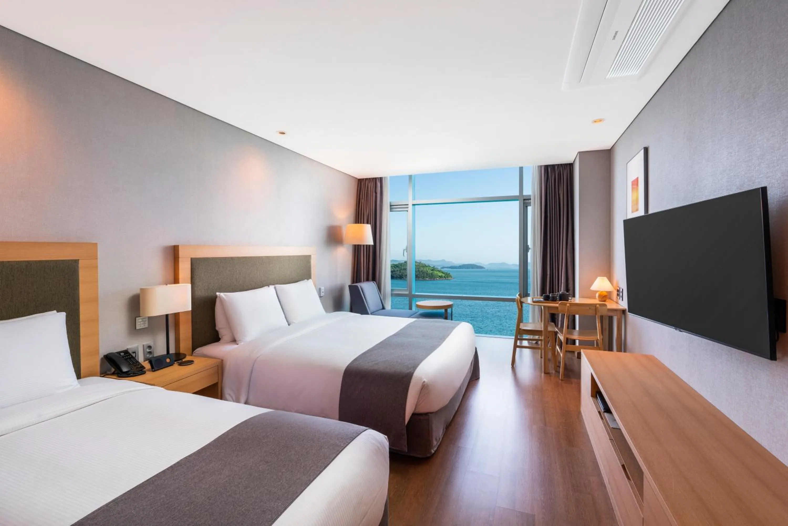 Bedroom, Bed in Hidden Bay Hotel