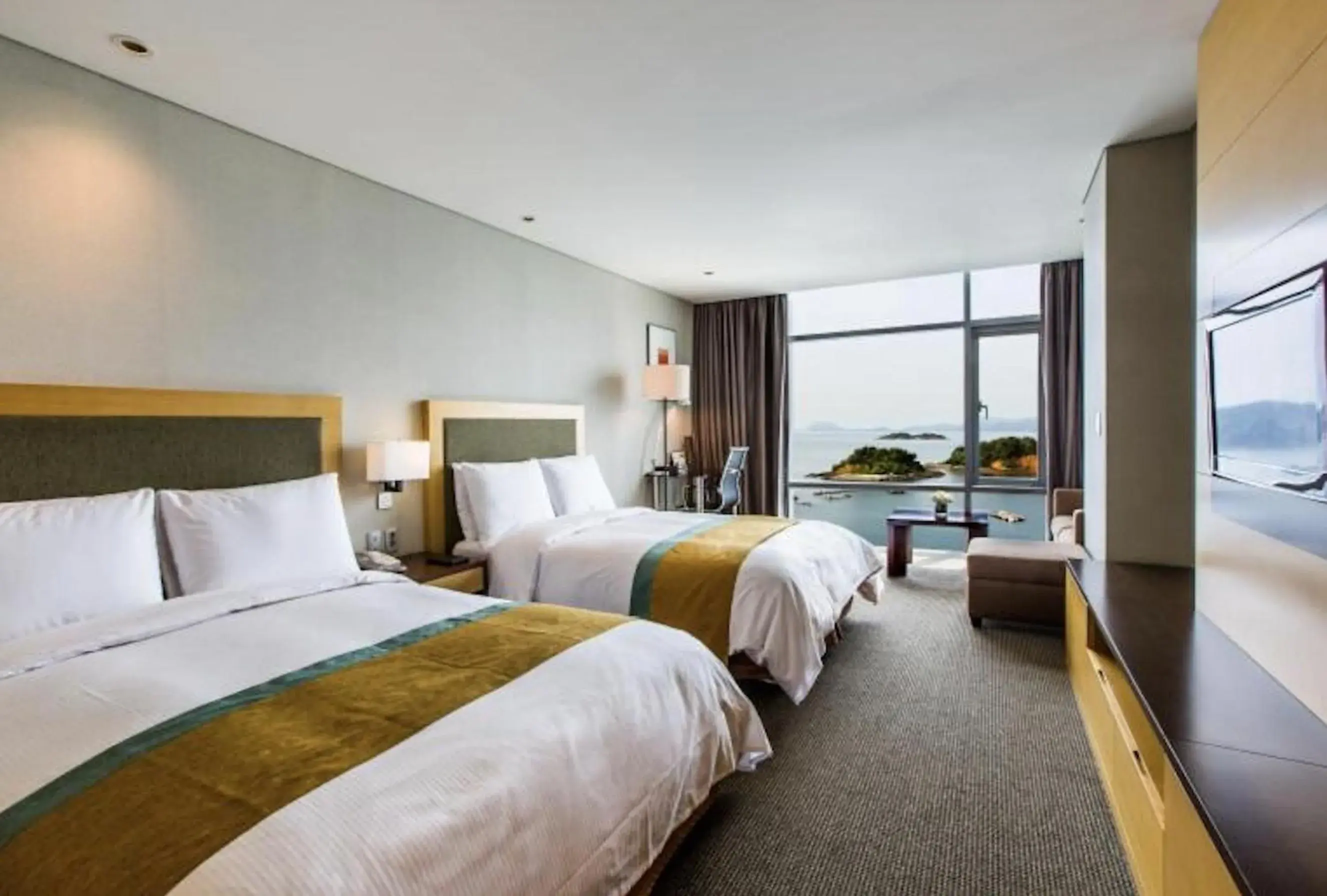 Bedroom, Bed in Hidden Bay Hotel Bedroom, Bed in Hidden Bay Hotel