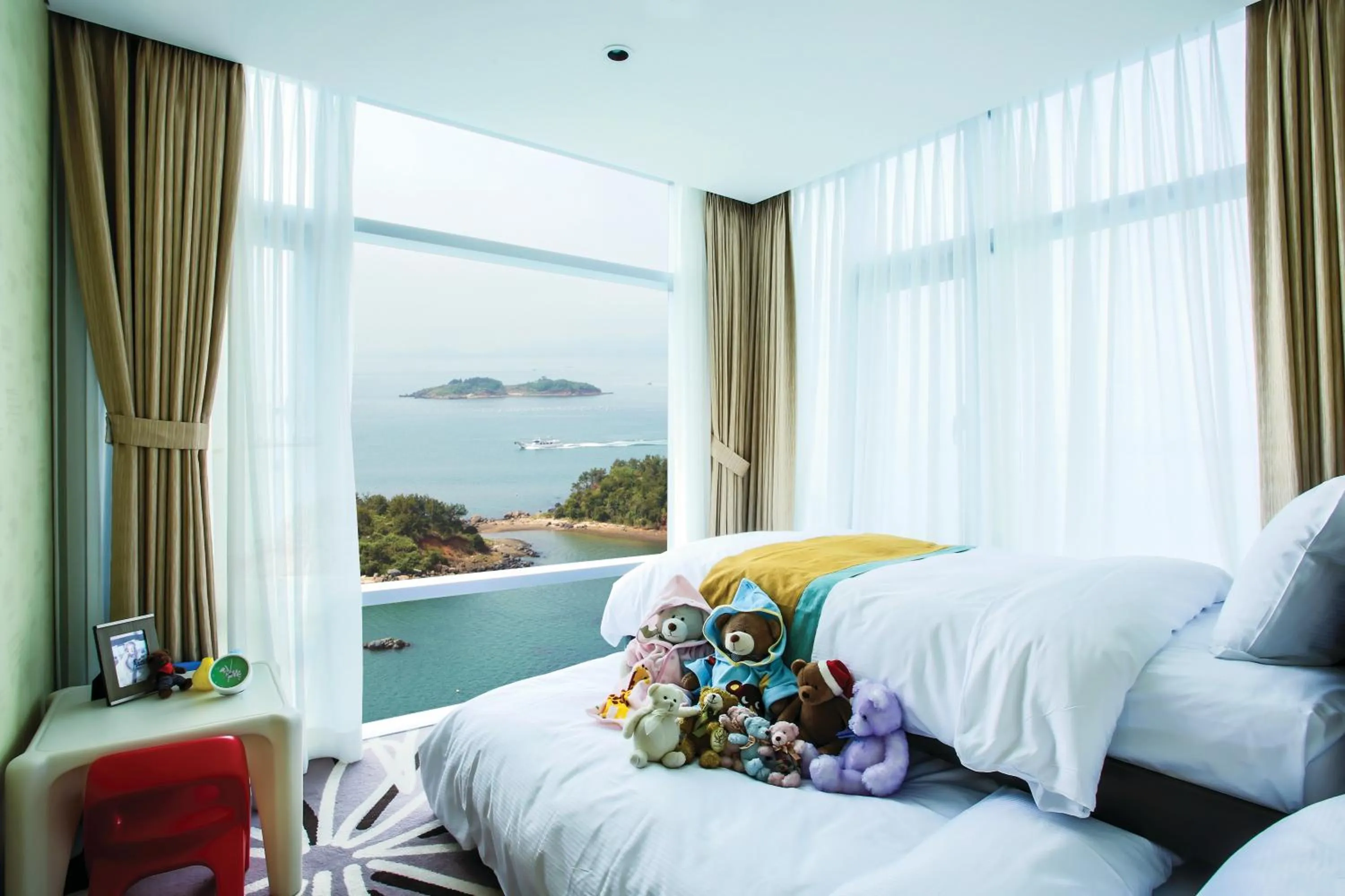 Sea view, Bed in Hidden Bay Hotel