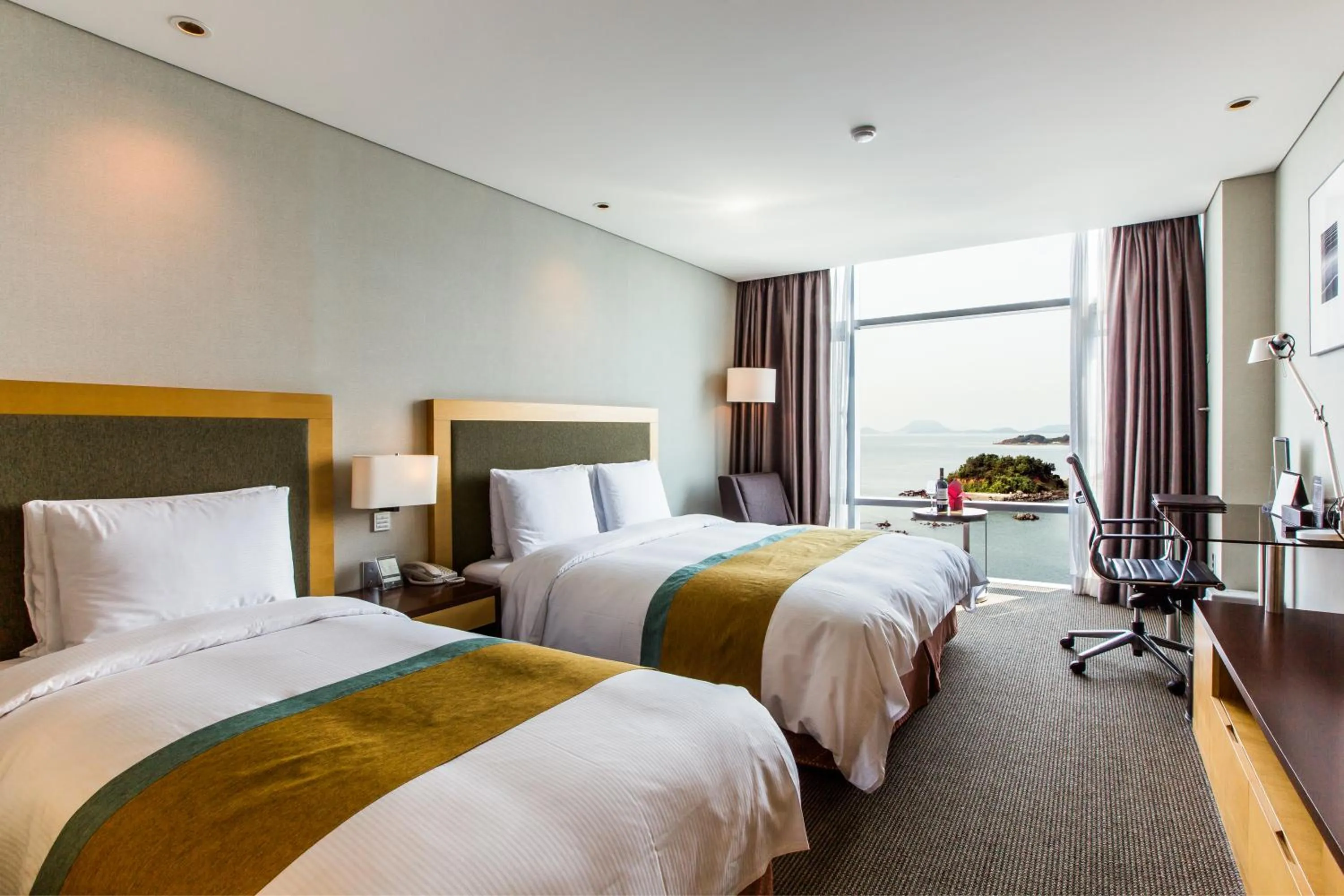 Bedroom, Bed in Hidden Bay Hotel