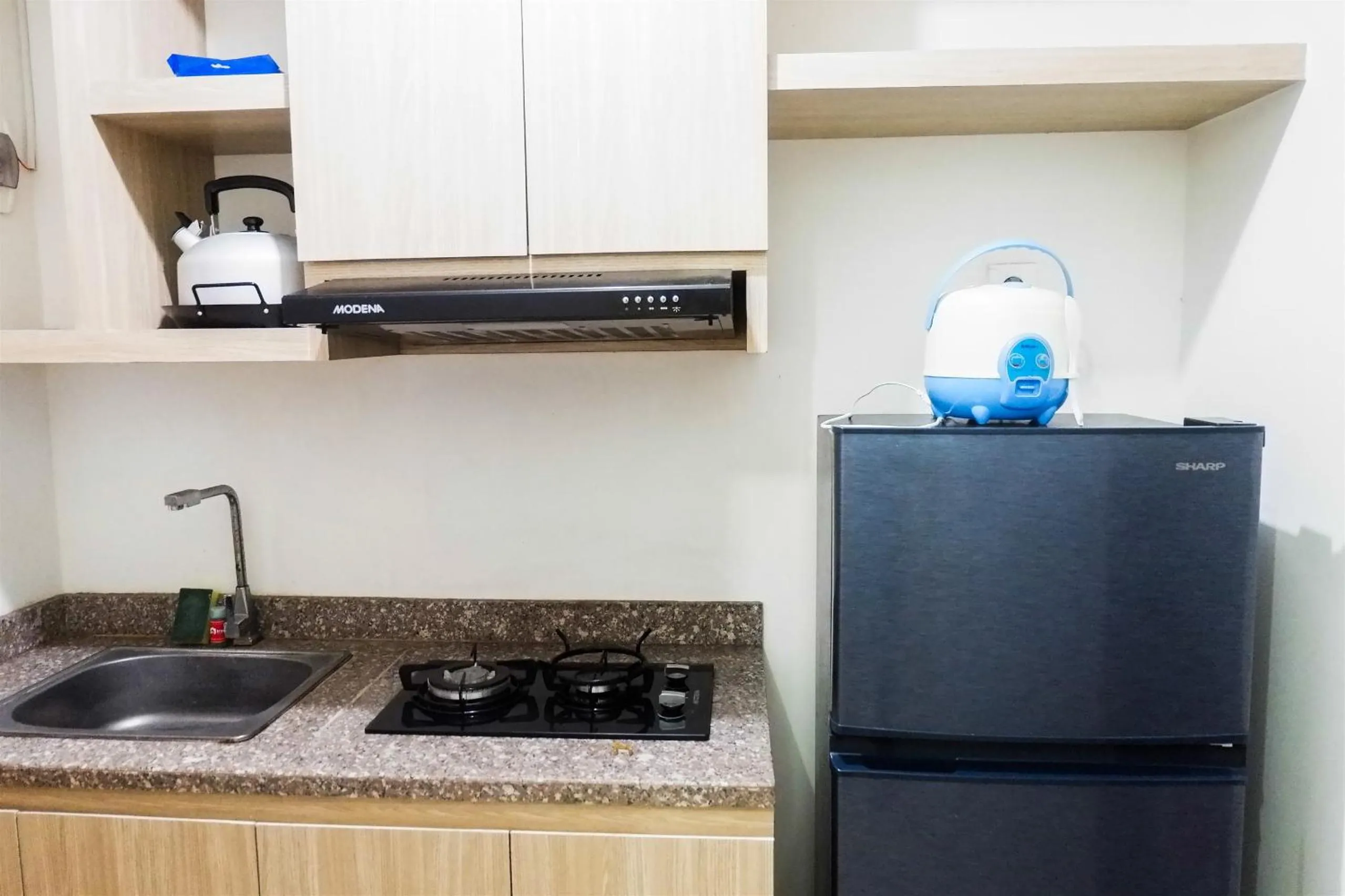 Kitchen or kitchenette in Modern Studio Apartment at Pavilion Permata 2 By Travelio