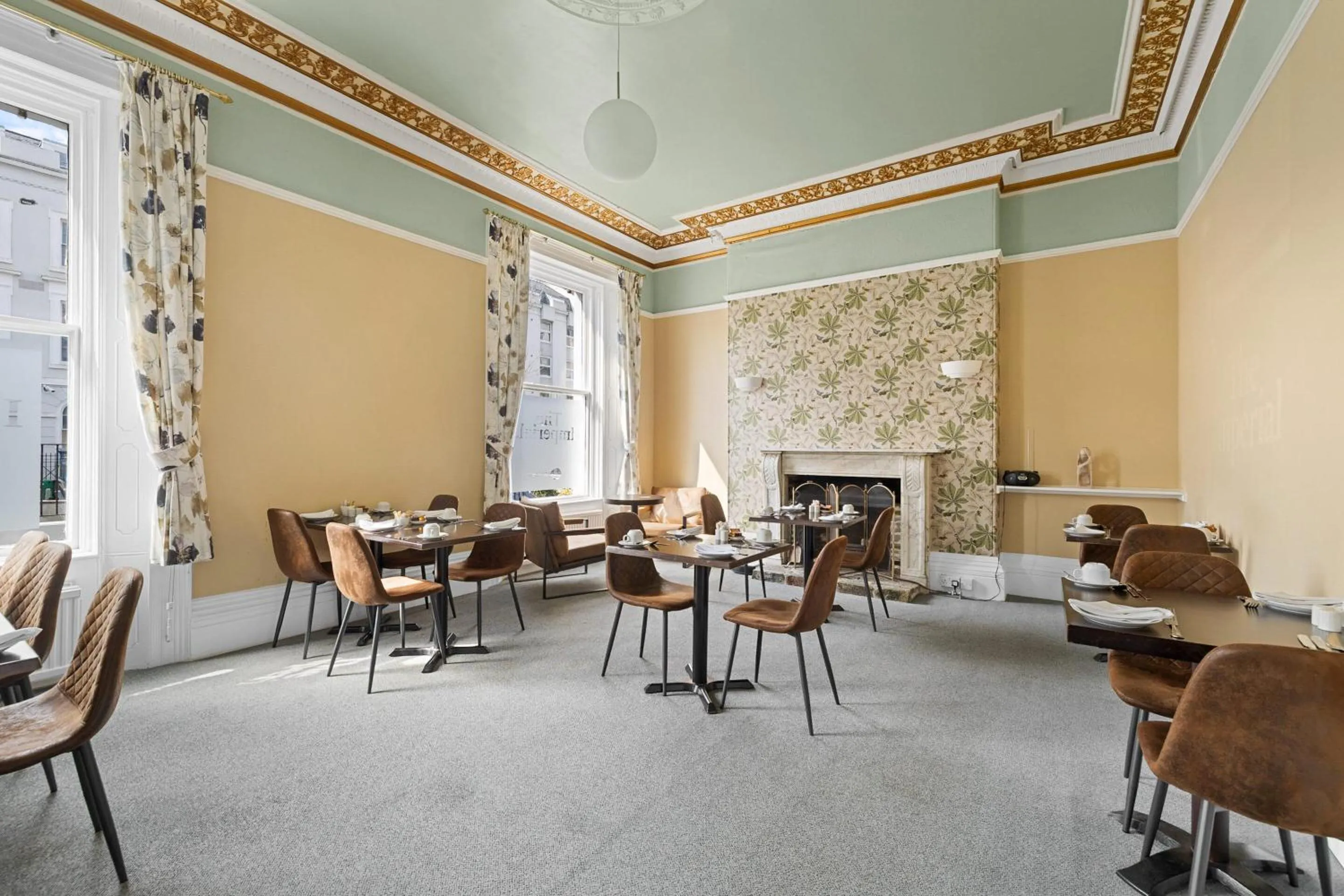 Living room in Imperial Plymouth