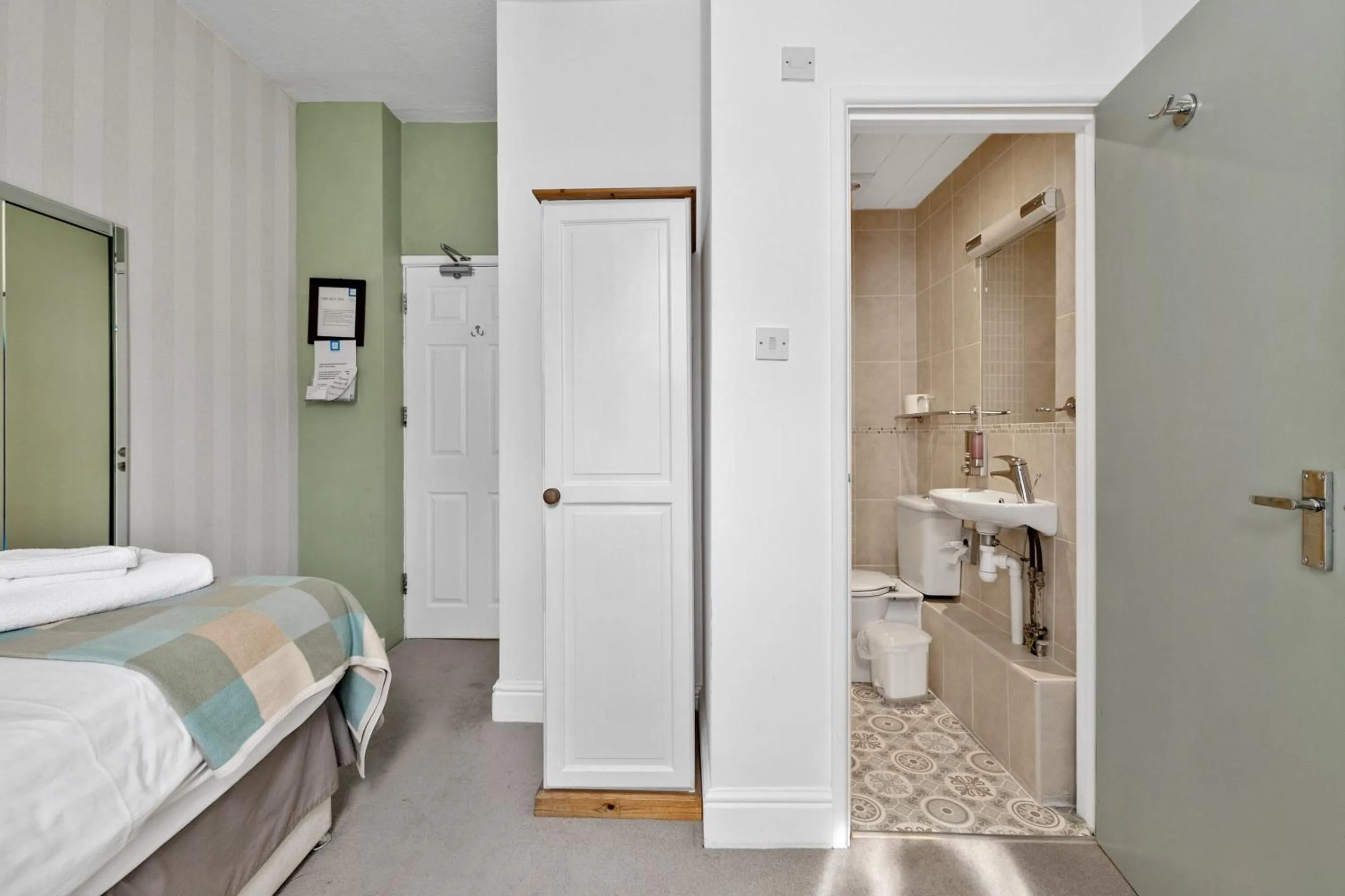 Bathroom, Bed in Imperial Plymouth