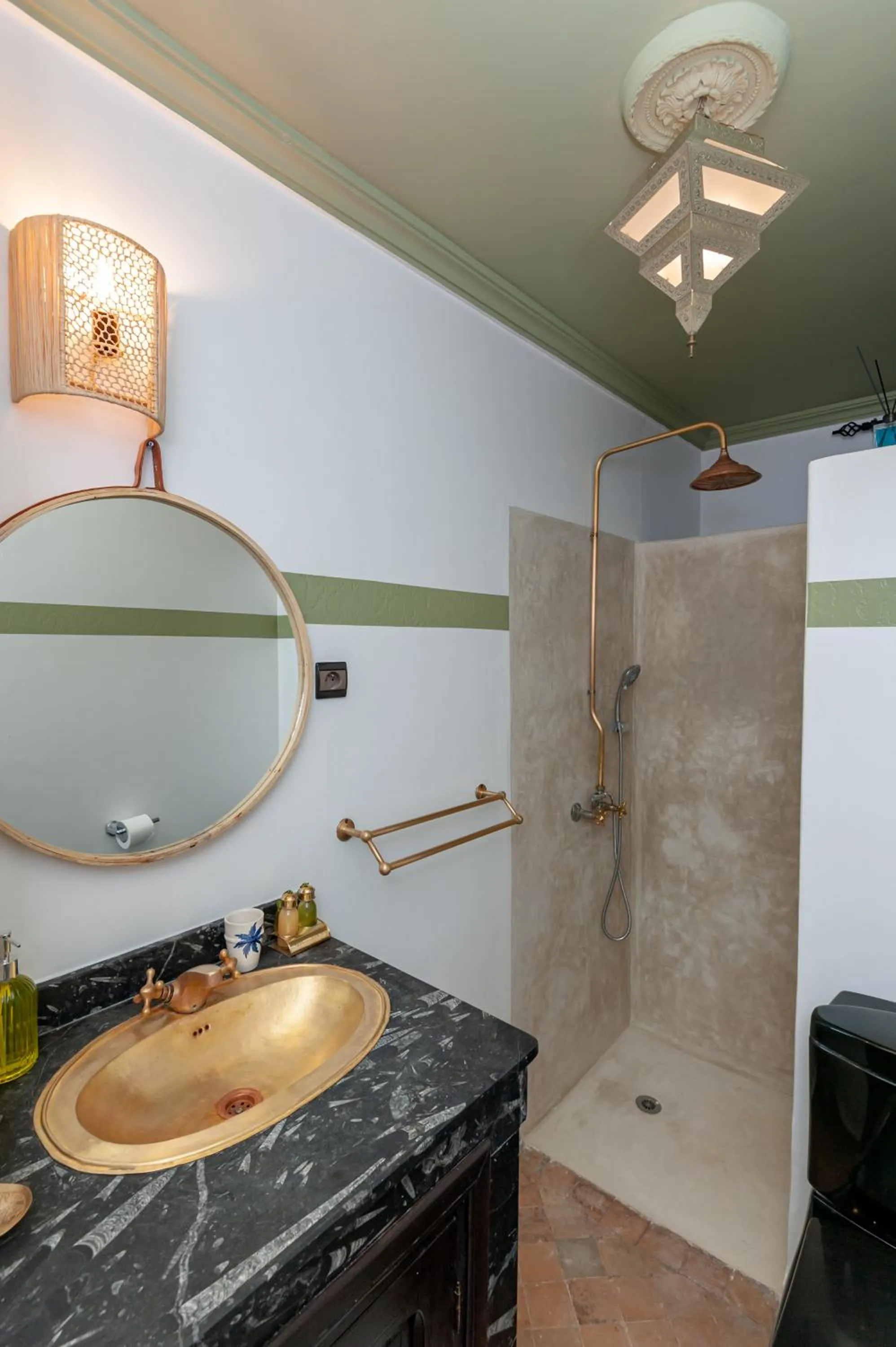 Shower in Riad Eldar