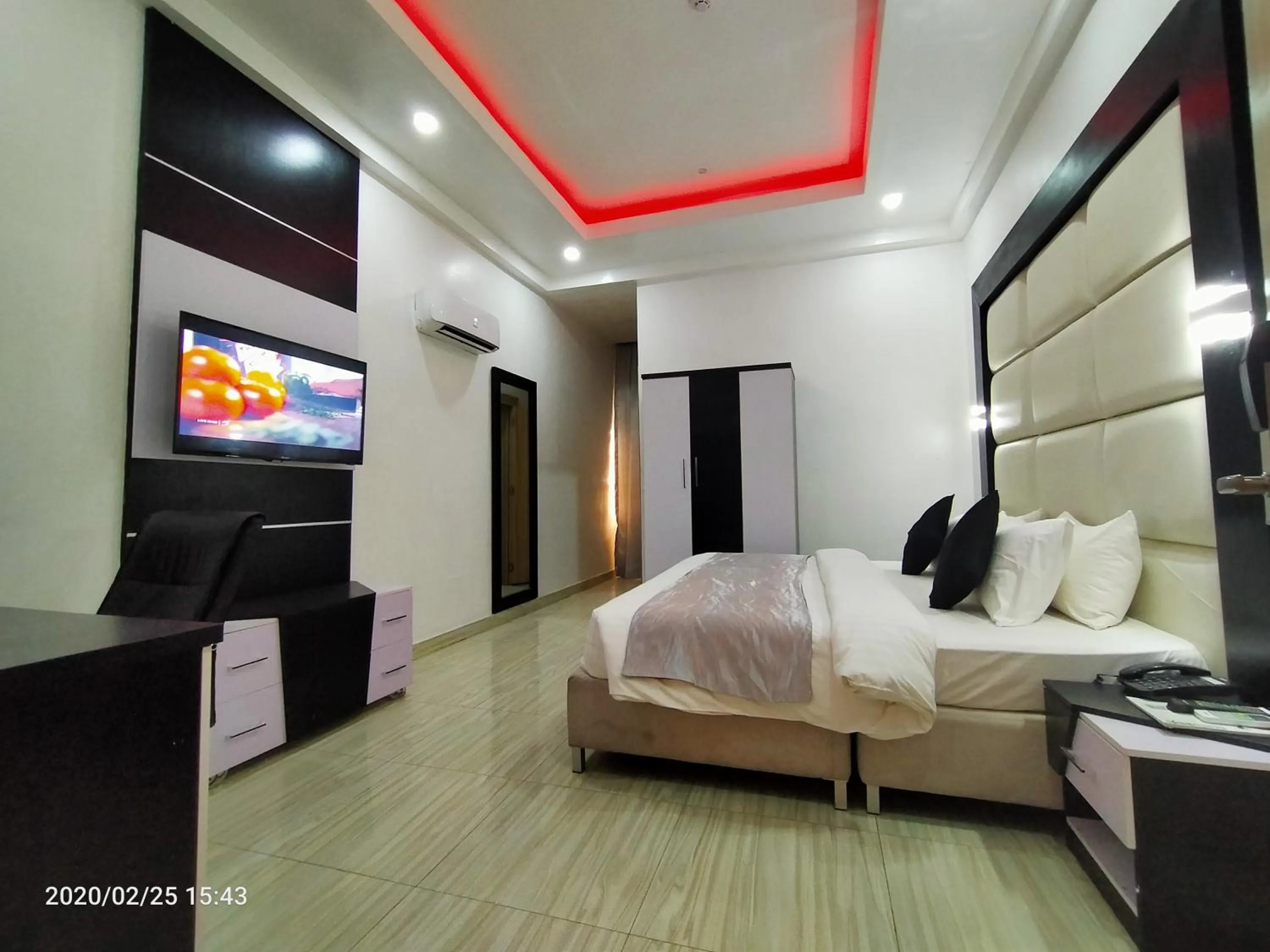 TV and multimedia, Bed in Dalchifit Suites by Premium Swiss Hospitality