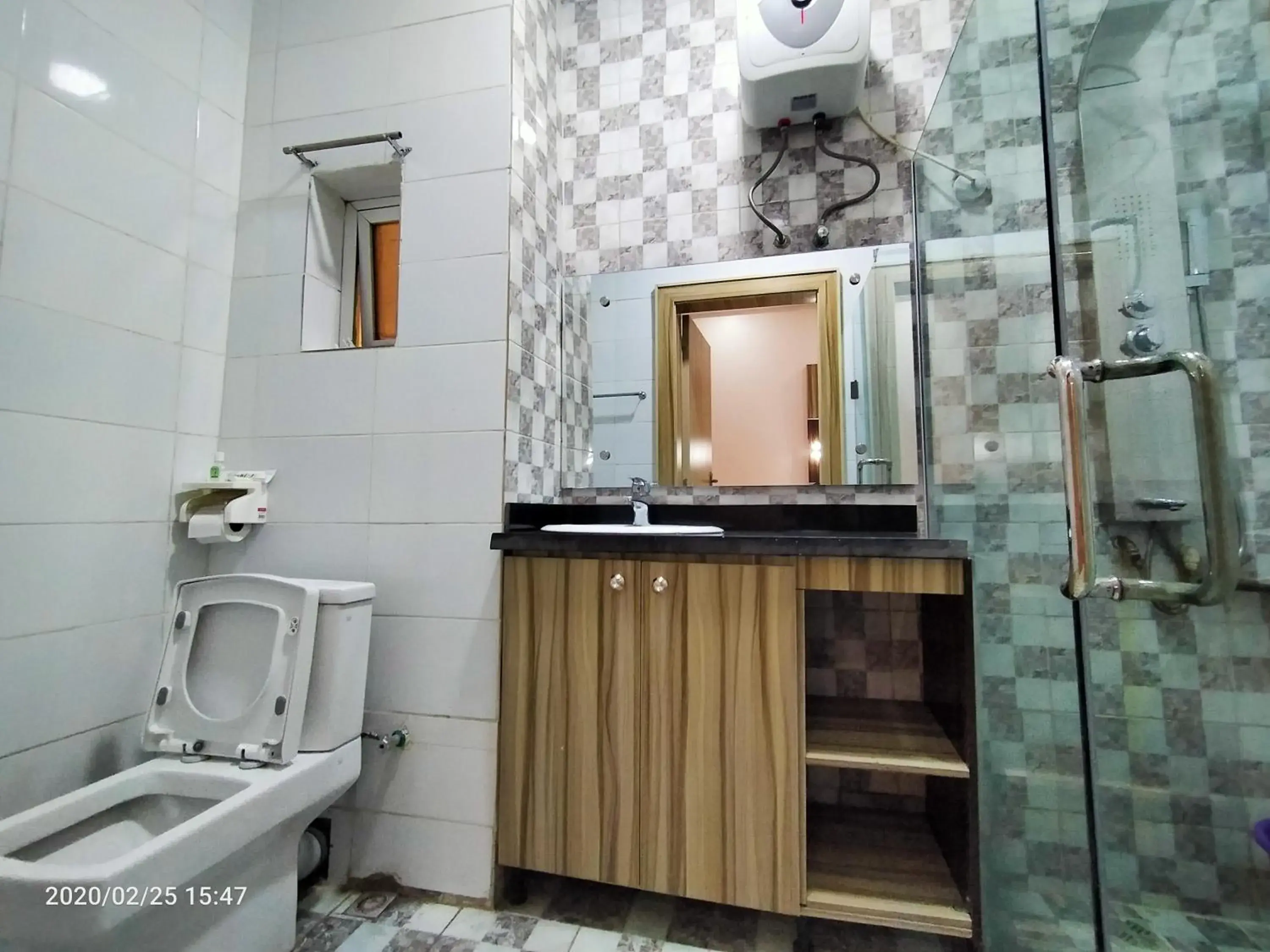 Shower in Dalchifit Suites by Premium Swiss Hospitality Shower in Dalchifit Suites by Premium Swiss Hospitality