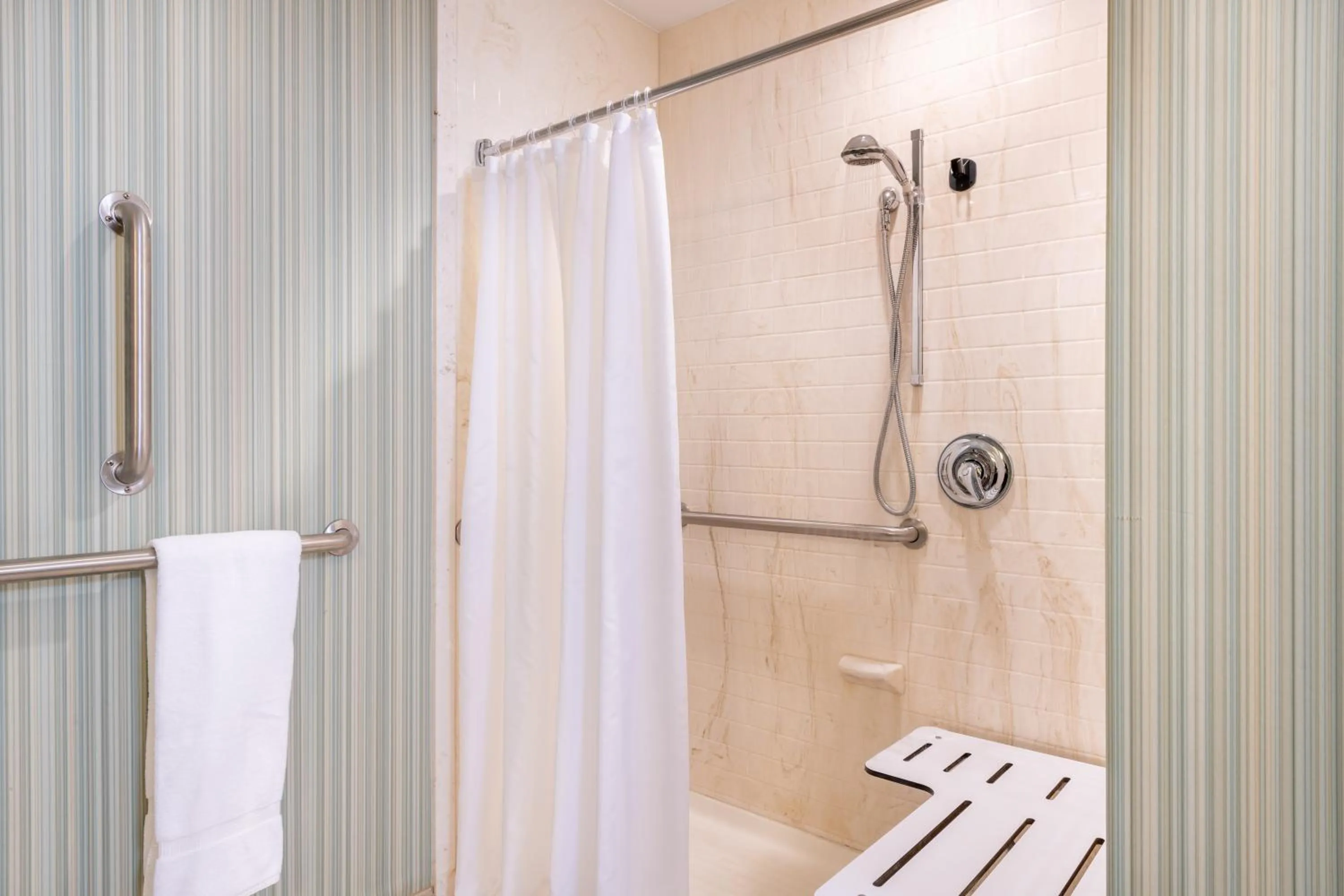 Shower in Atlantic Oceanside Hotel & Conference Center