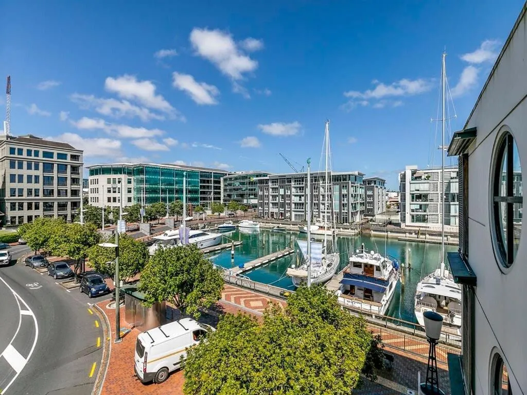 Enormous CBD 1BR Unit with Parking by Zodiak Stays