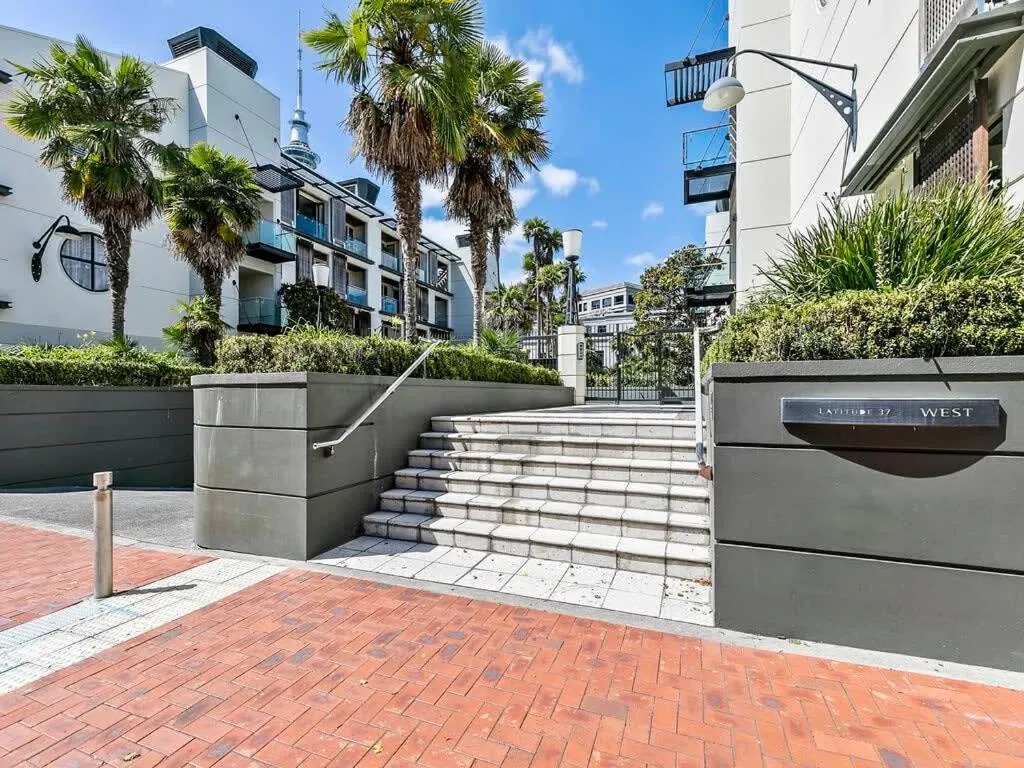 Enormous CBD 1BR Unit with Parking by Zodiak Stays