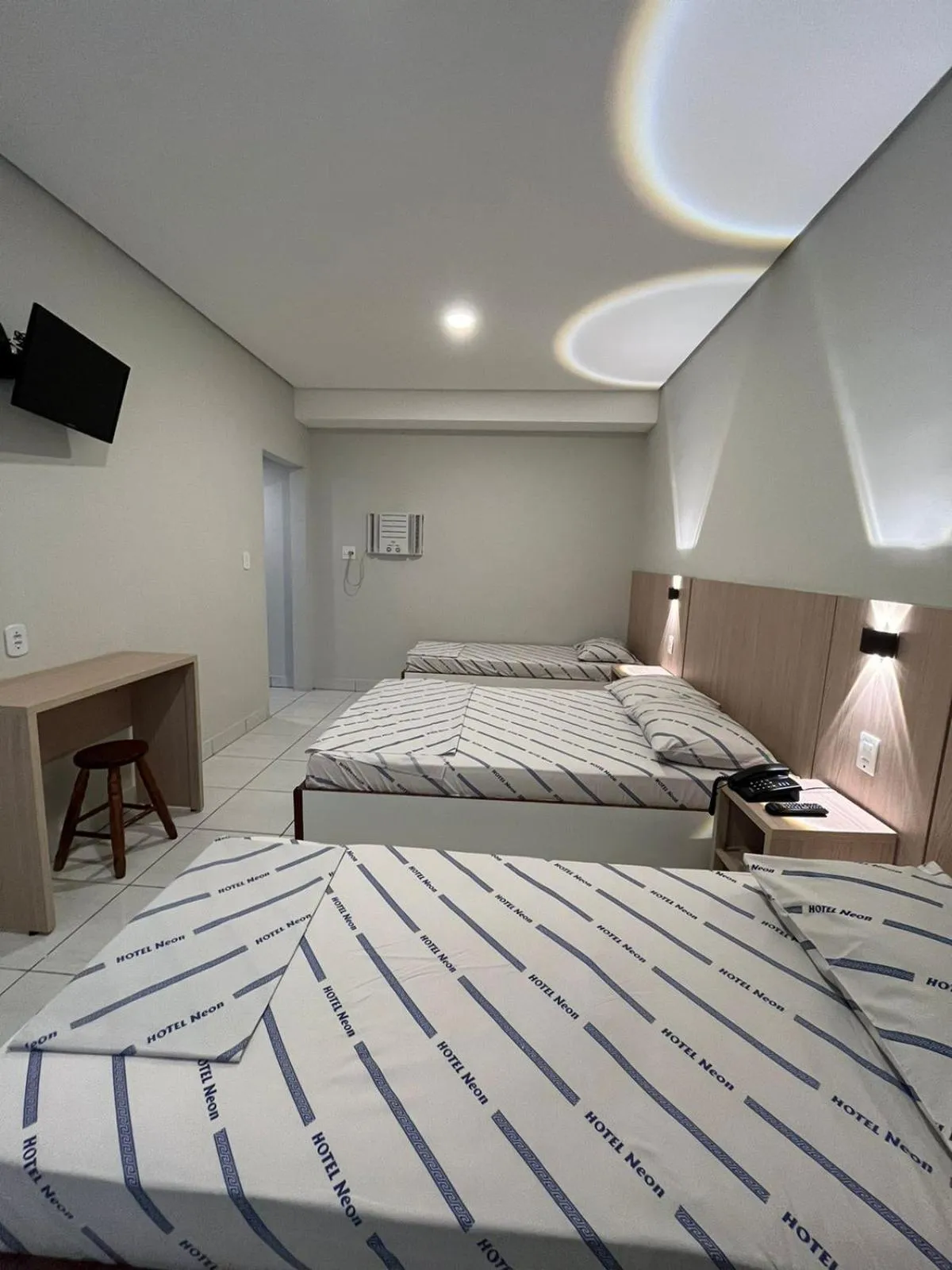 TV and multimedia in Hotel Neon - próximo a 25 de março, Bom Retiro e Brás, á 2min do mirante Sampa SKY e pista de skate Anhangabaú