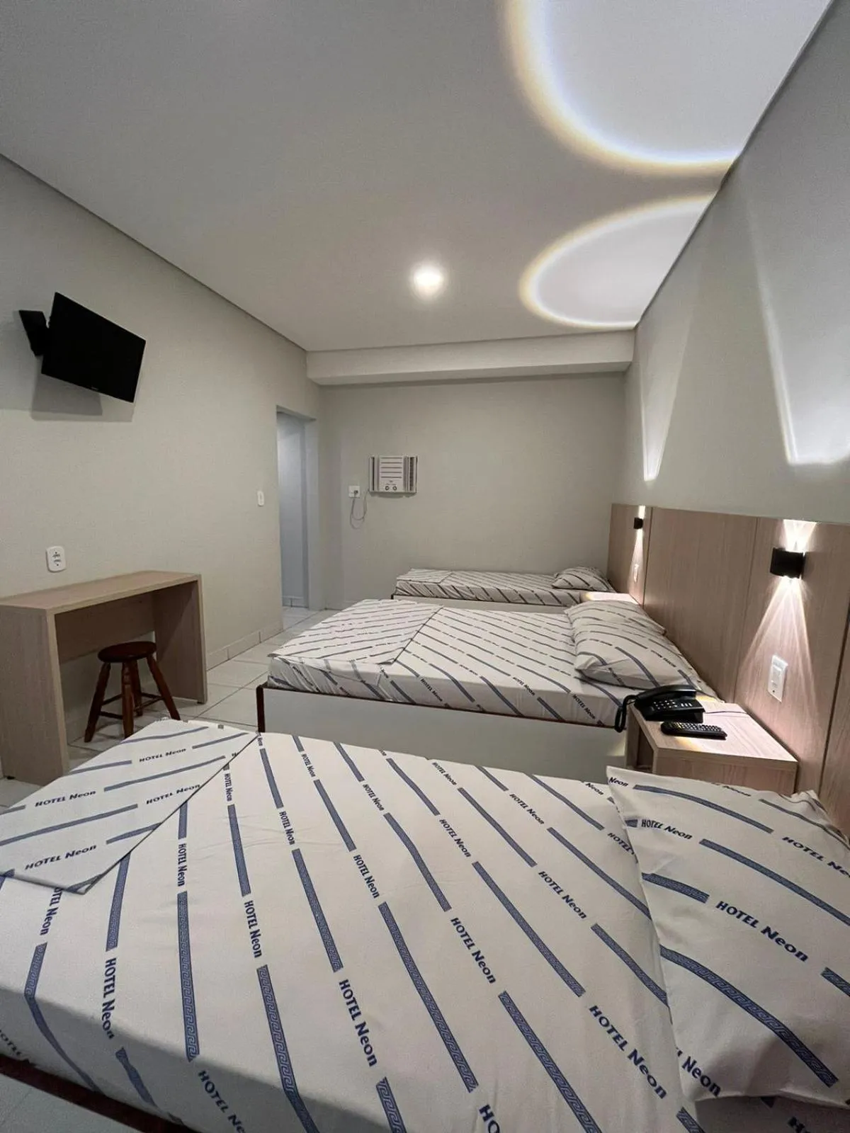 Bed in Hotel Neon - próximo a 25 de março, Bom Retiro e Brás, á 2min do mirante Sampa SKY e pista de skate Anhangabaú