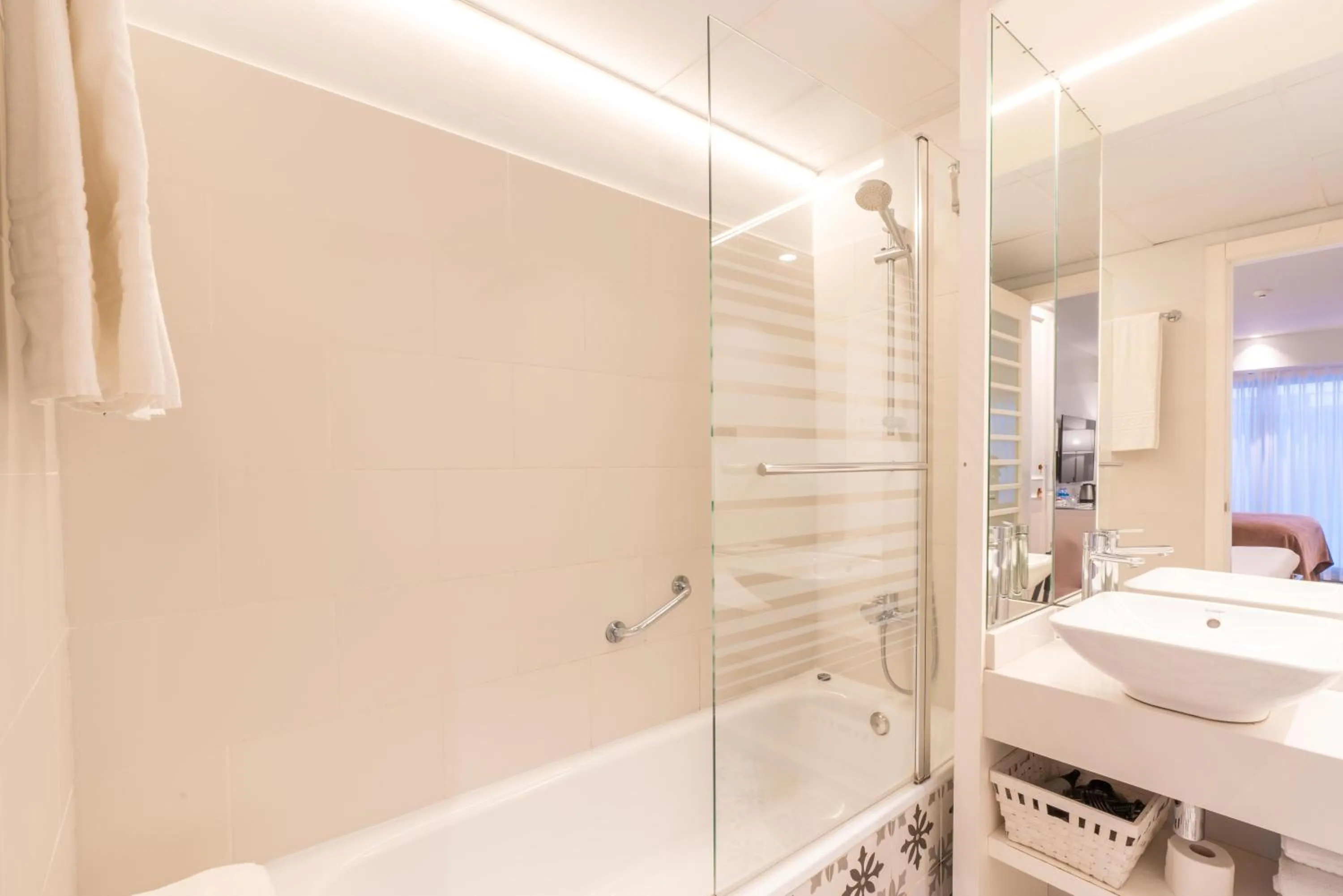 Toilet in Serennia Fira Gran Via Exclusive Rooms