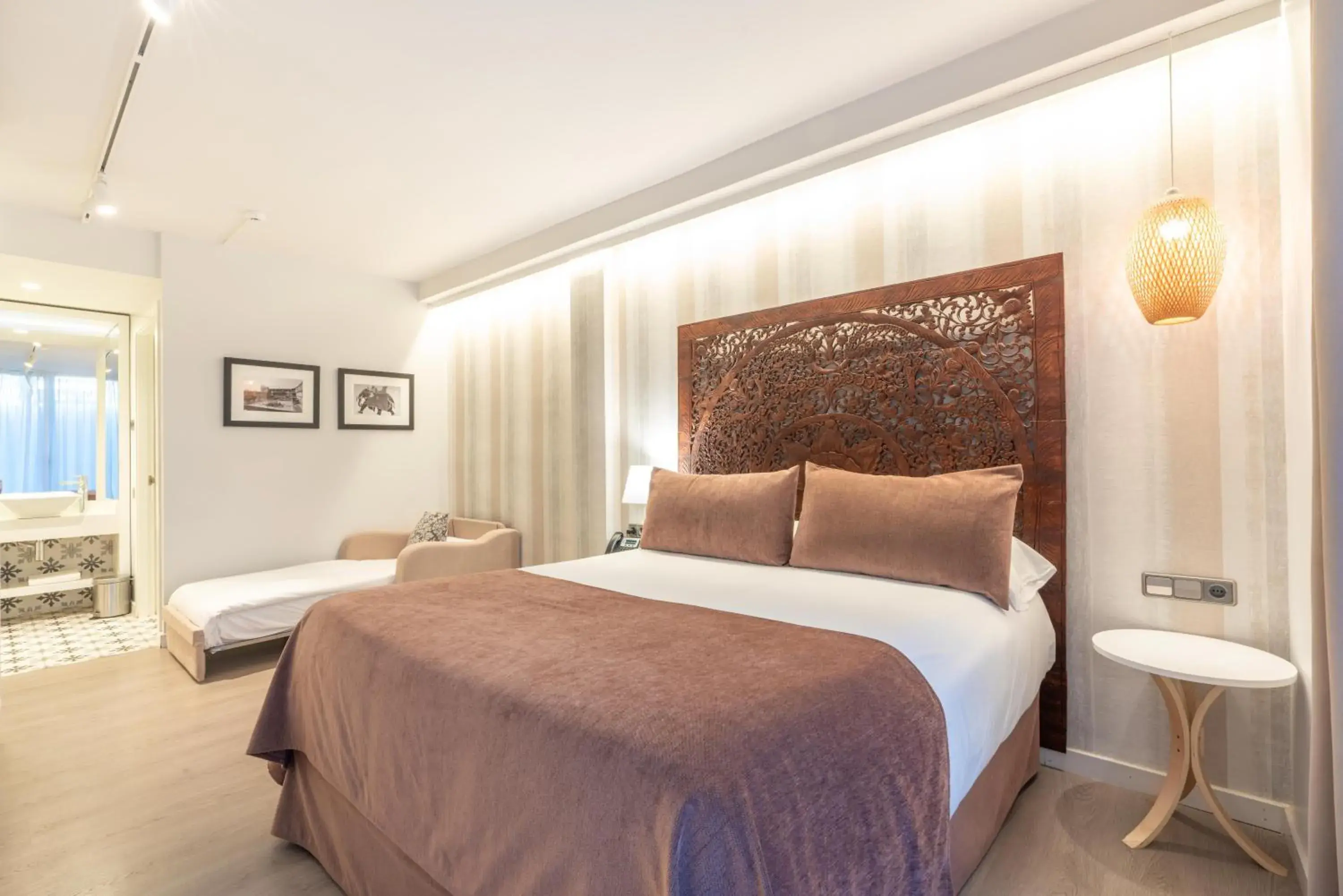 Triple Room in Serennia Fira Gran Via Exclusive Rooms Triple Room in Serennia Fira Gran Via Exclusive Rooms