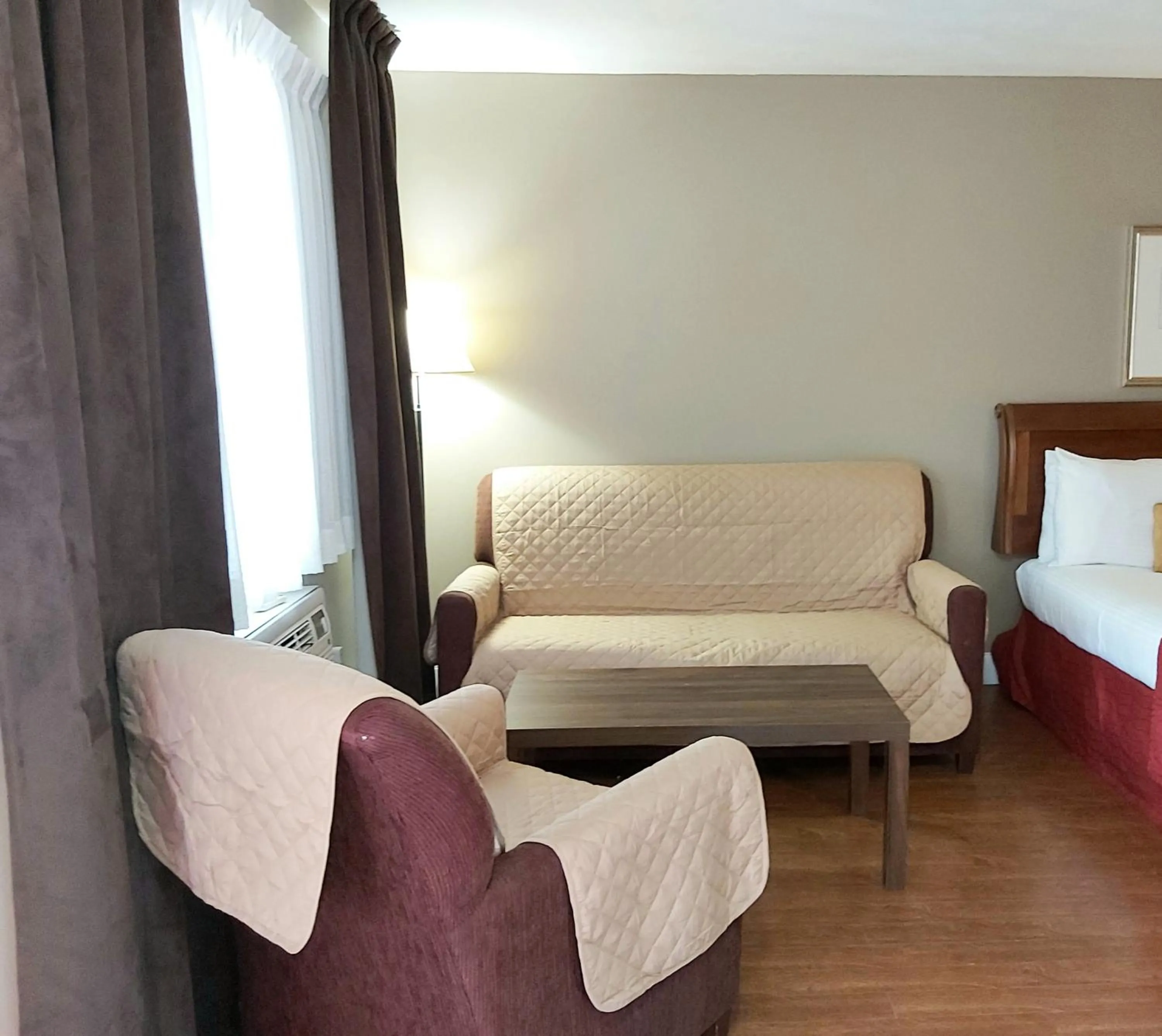 Seating area, Bed in Seely's Motel