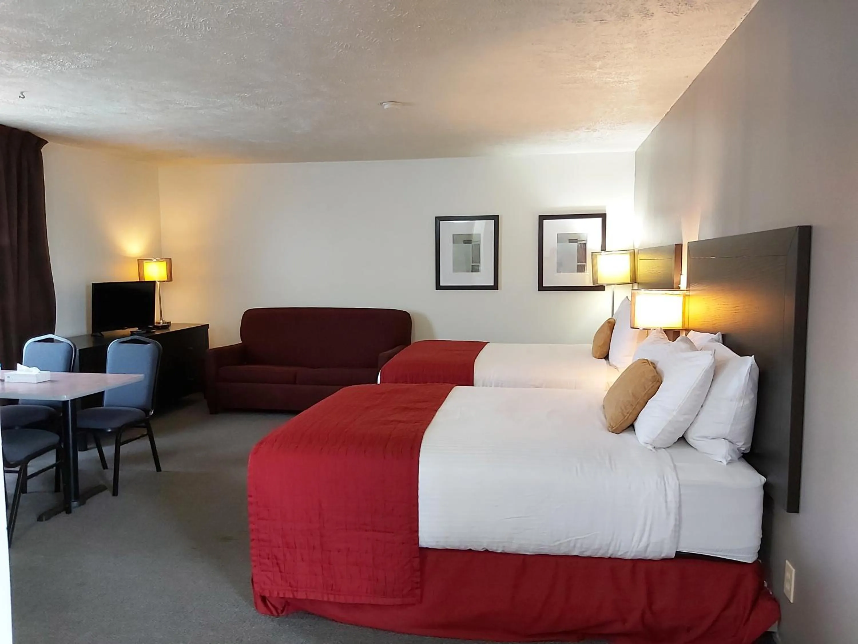 Photo of the whole room, Bed in Seely's Motel