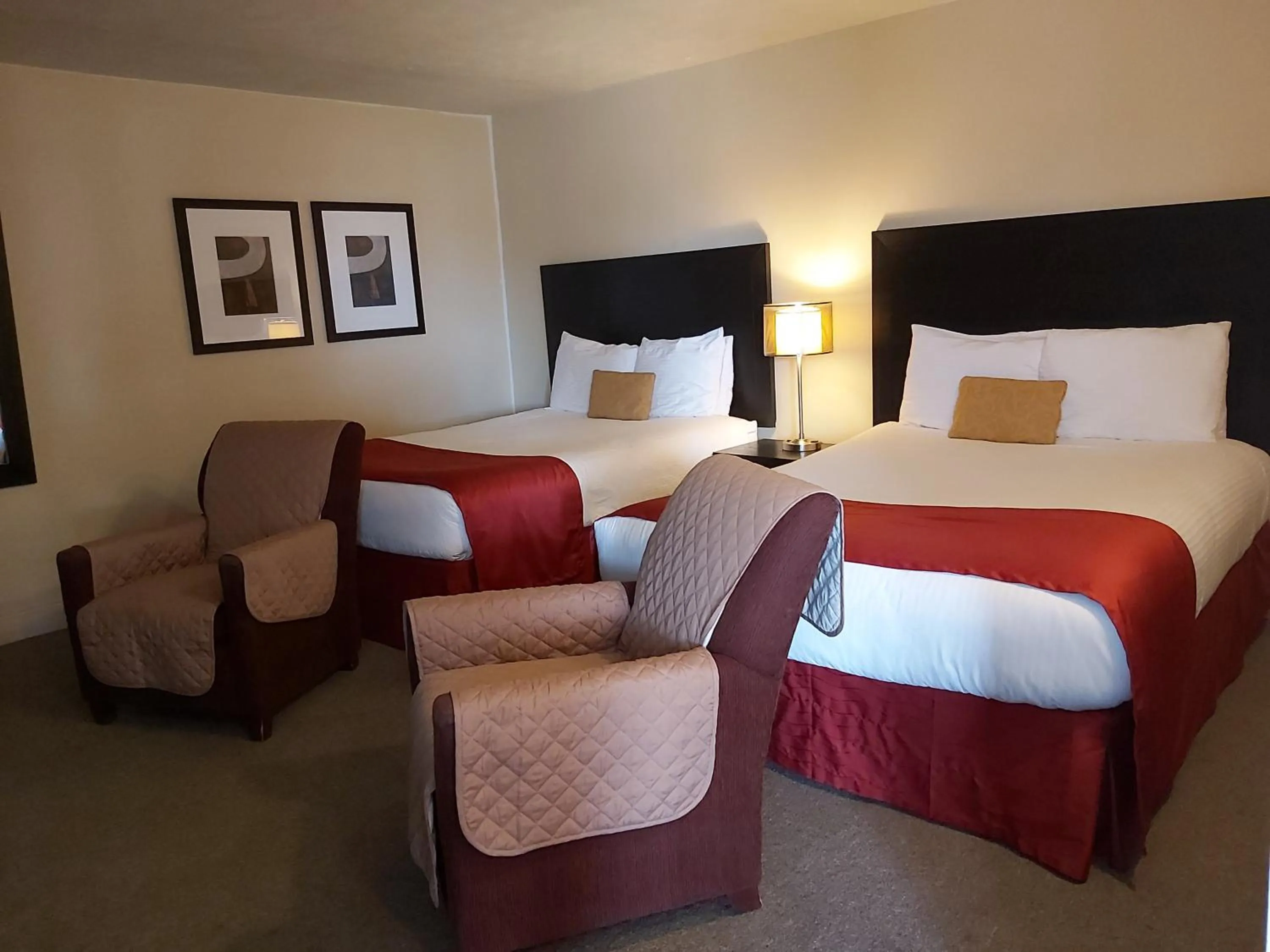 Photo of the whole room, Bed in Seely's Motel