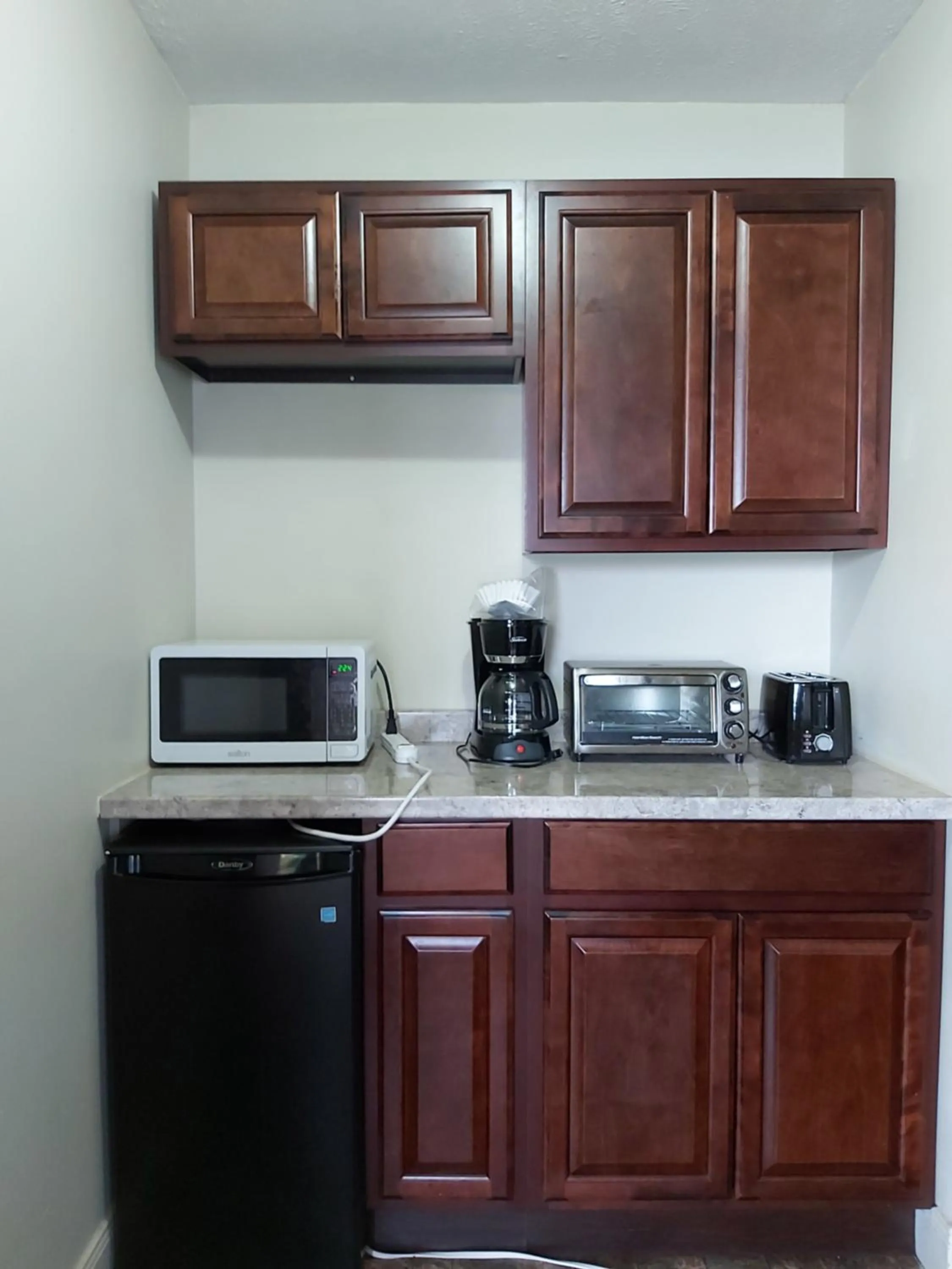 Kitchen or kitchenette in Seely's Motel