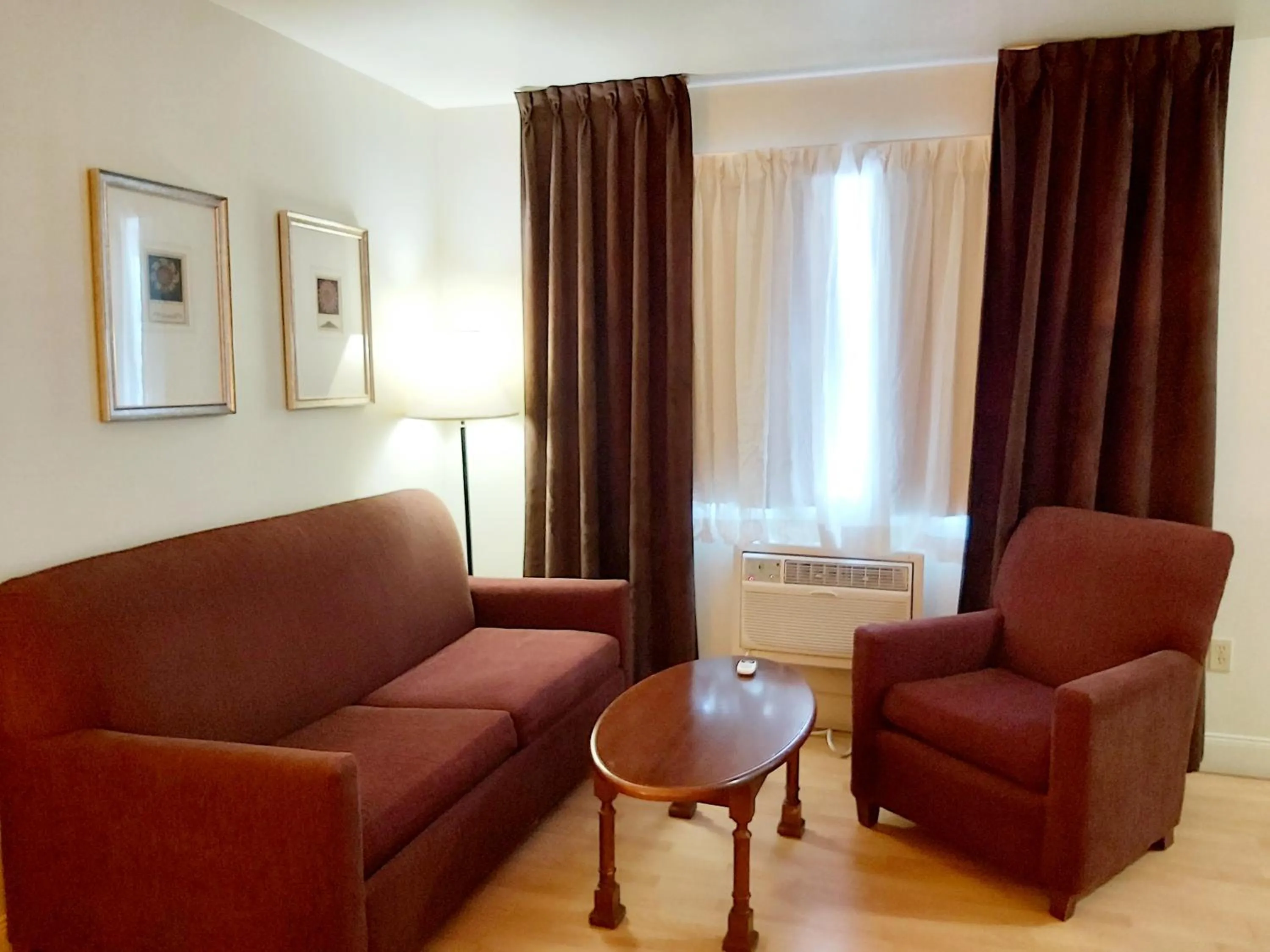 Seating area in Seely's Motel