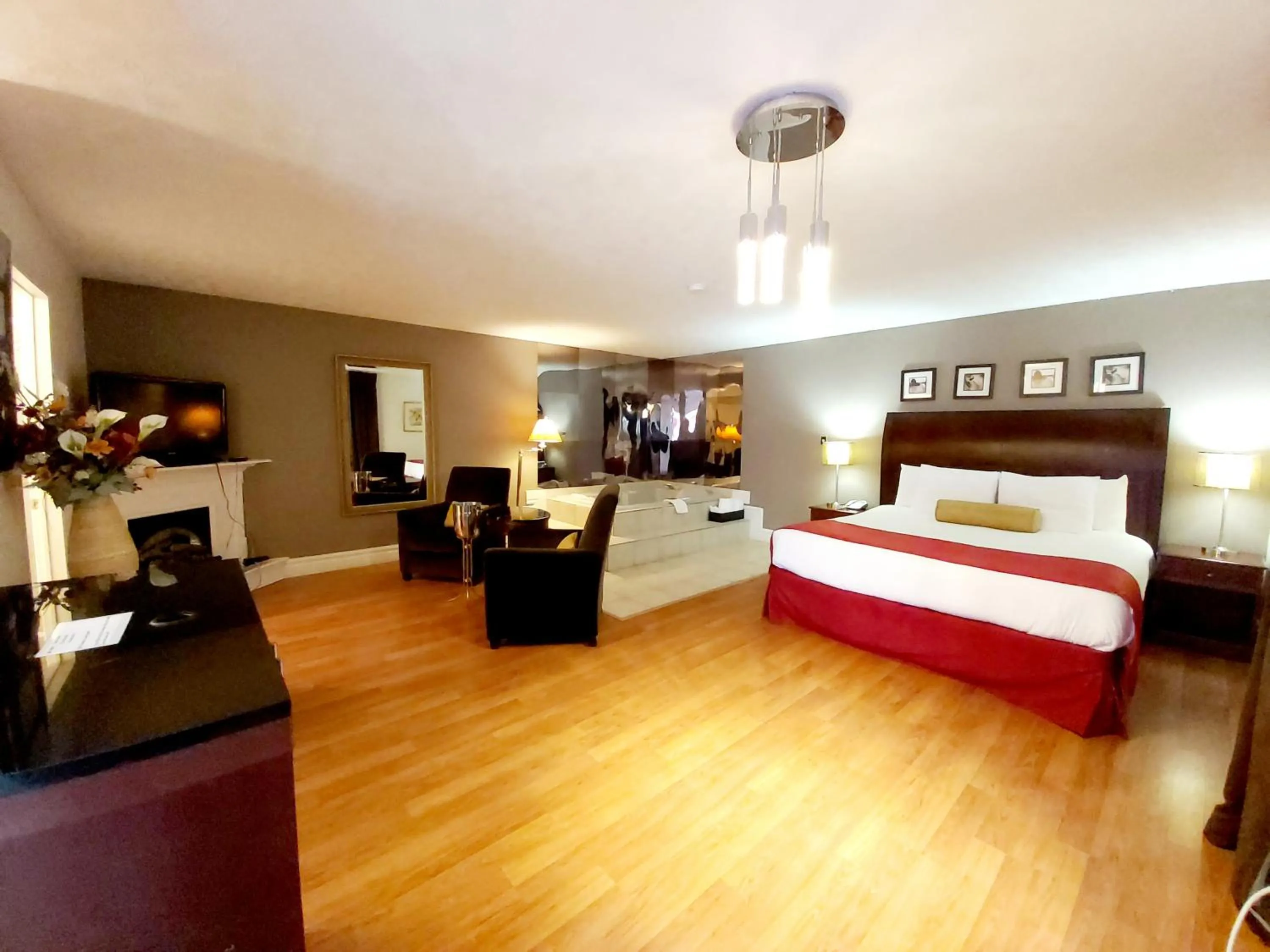 Photo of the whole room, Bed in Seely's Motel