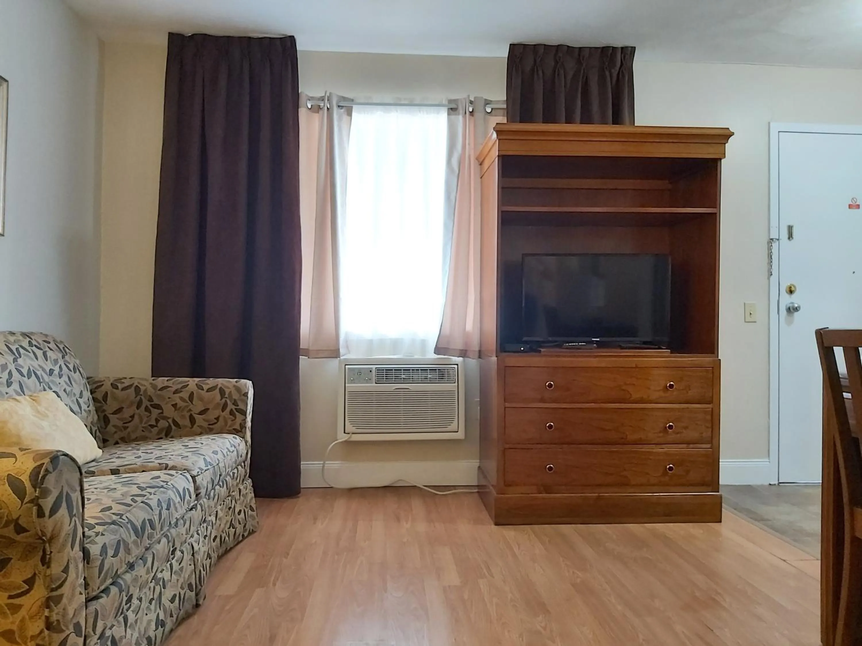 Entertainment in Seely's Motel