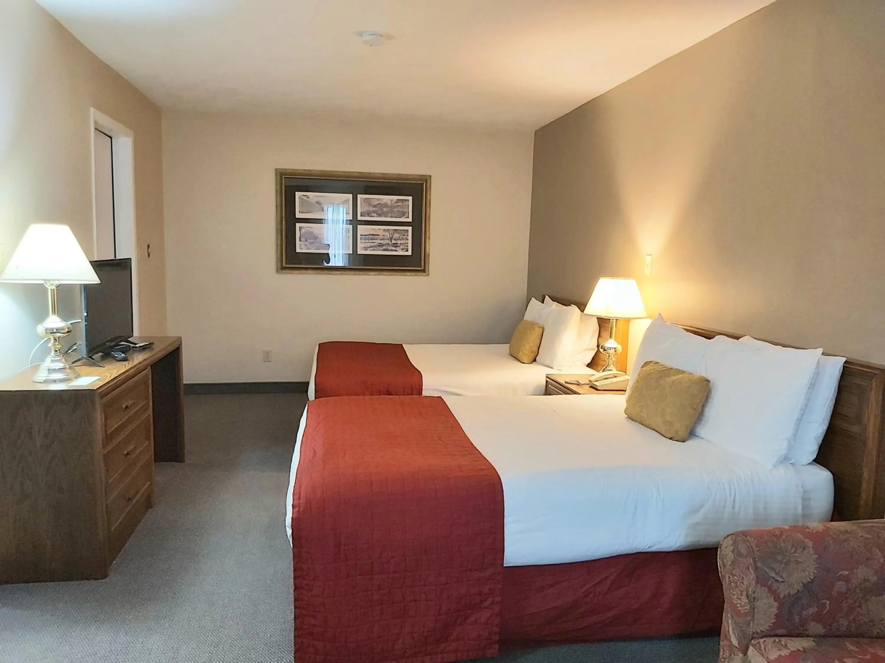 Photo of the whole room, Bed in Seely's Motel