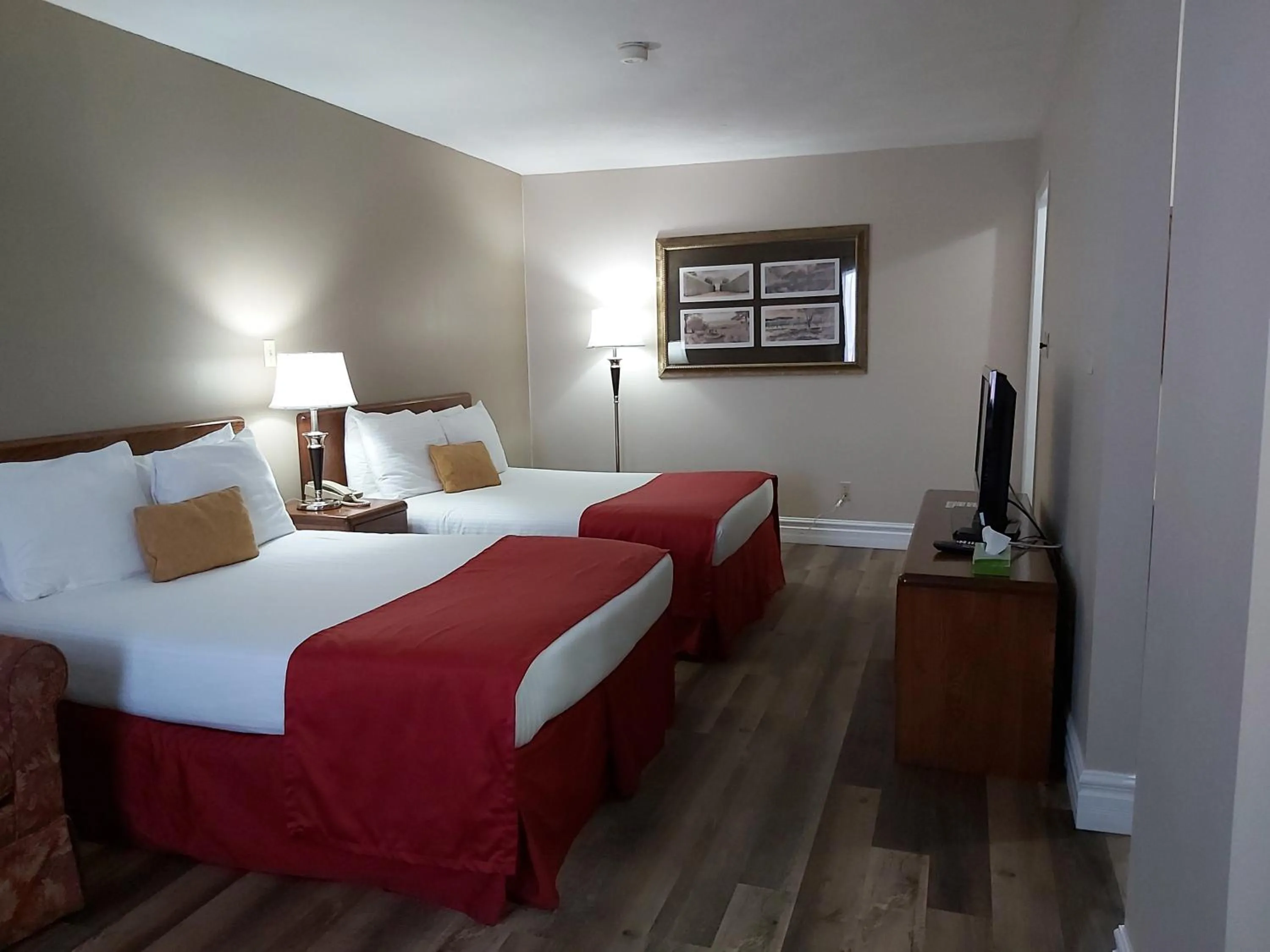 Photo of the whole room, Bed in Seely's Motel