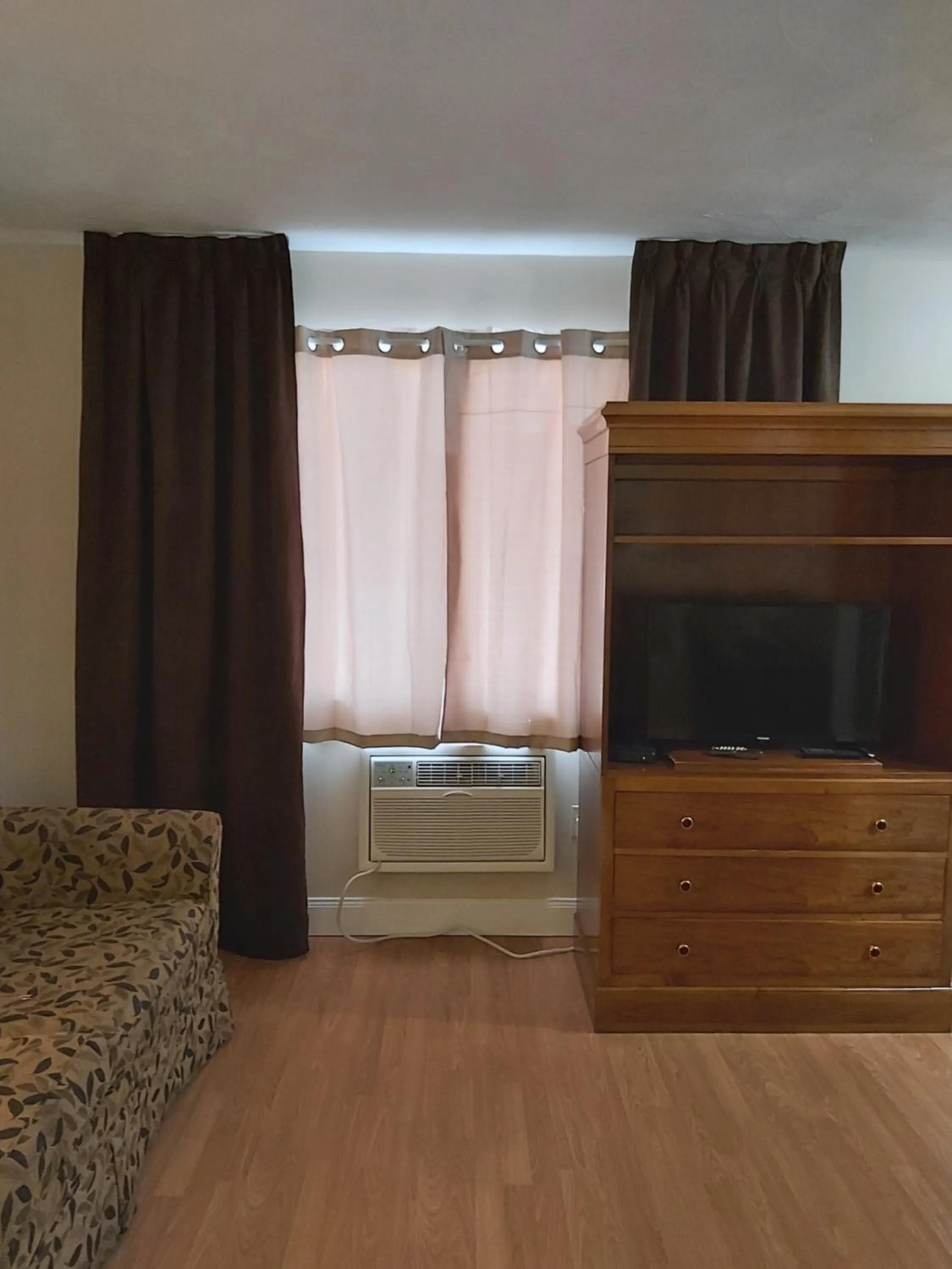 TV and multimedia, Bed in Seely's Motel