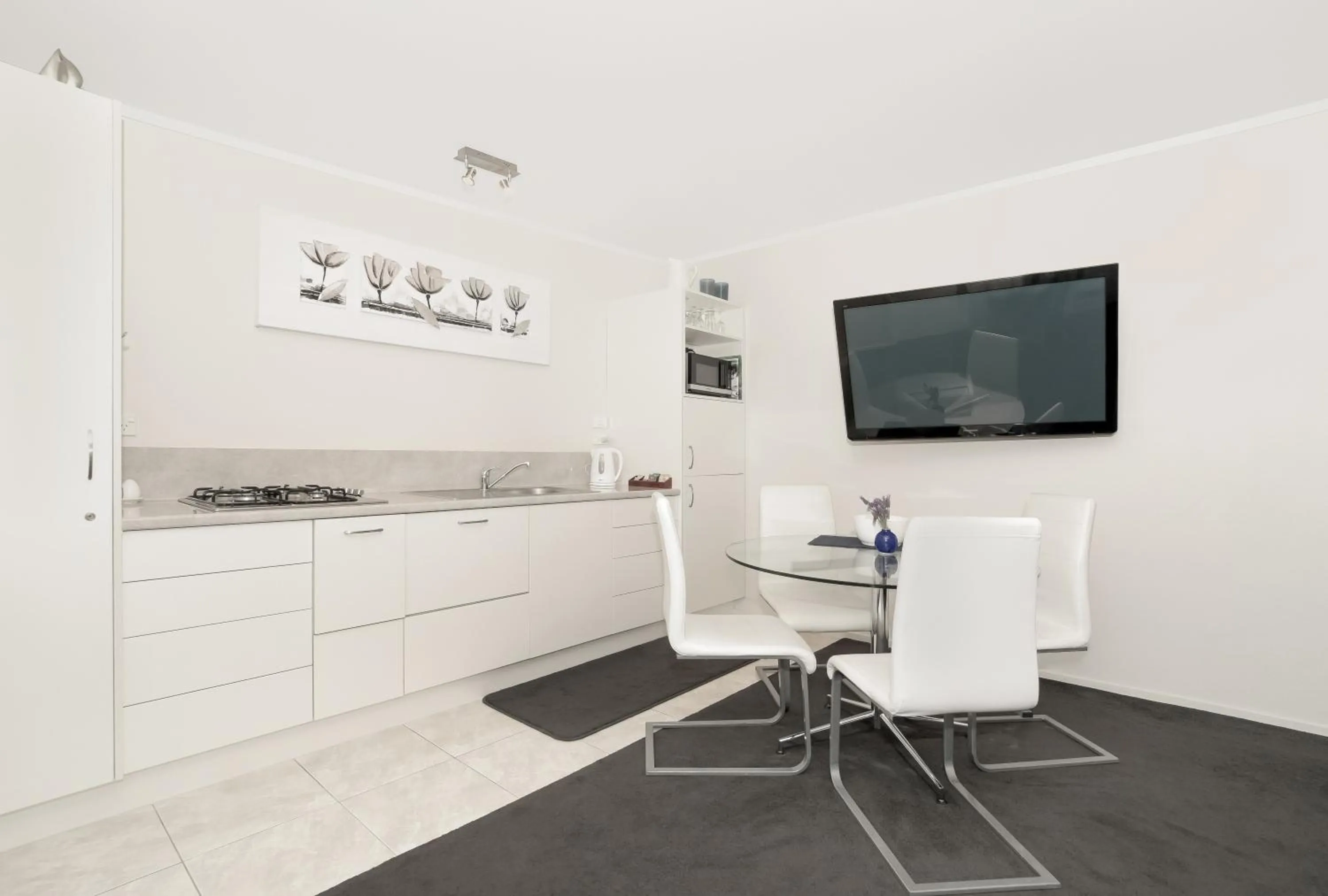 Kitchen or kitchenette in Coromandel Apartments