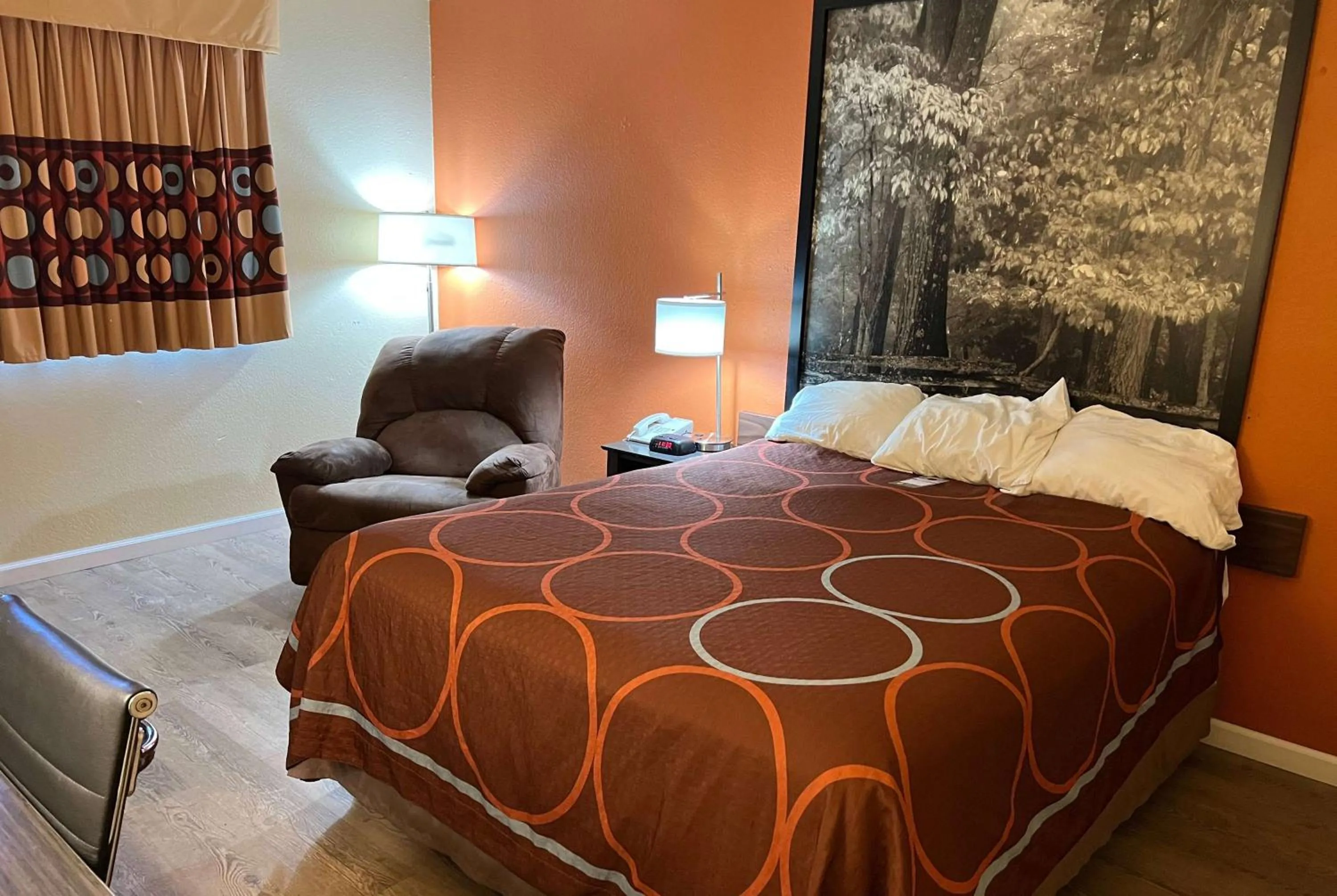 Photo of the whole room, Bed in Super 8 by Wyndham Altoona