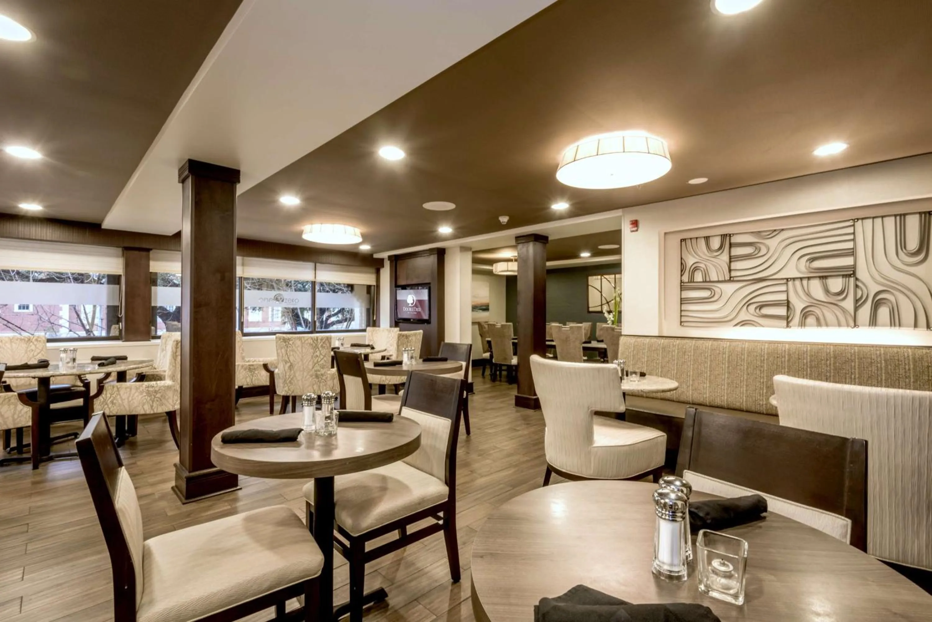 Restaurant/places to eat in DoubleTree by Hilton Montgomery Downtown