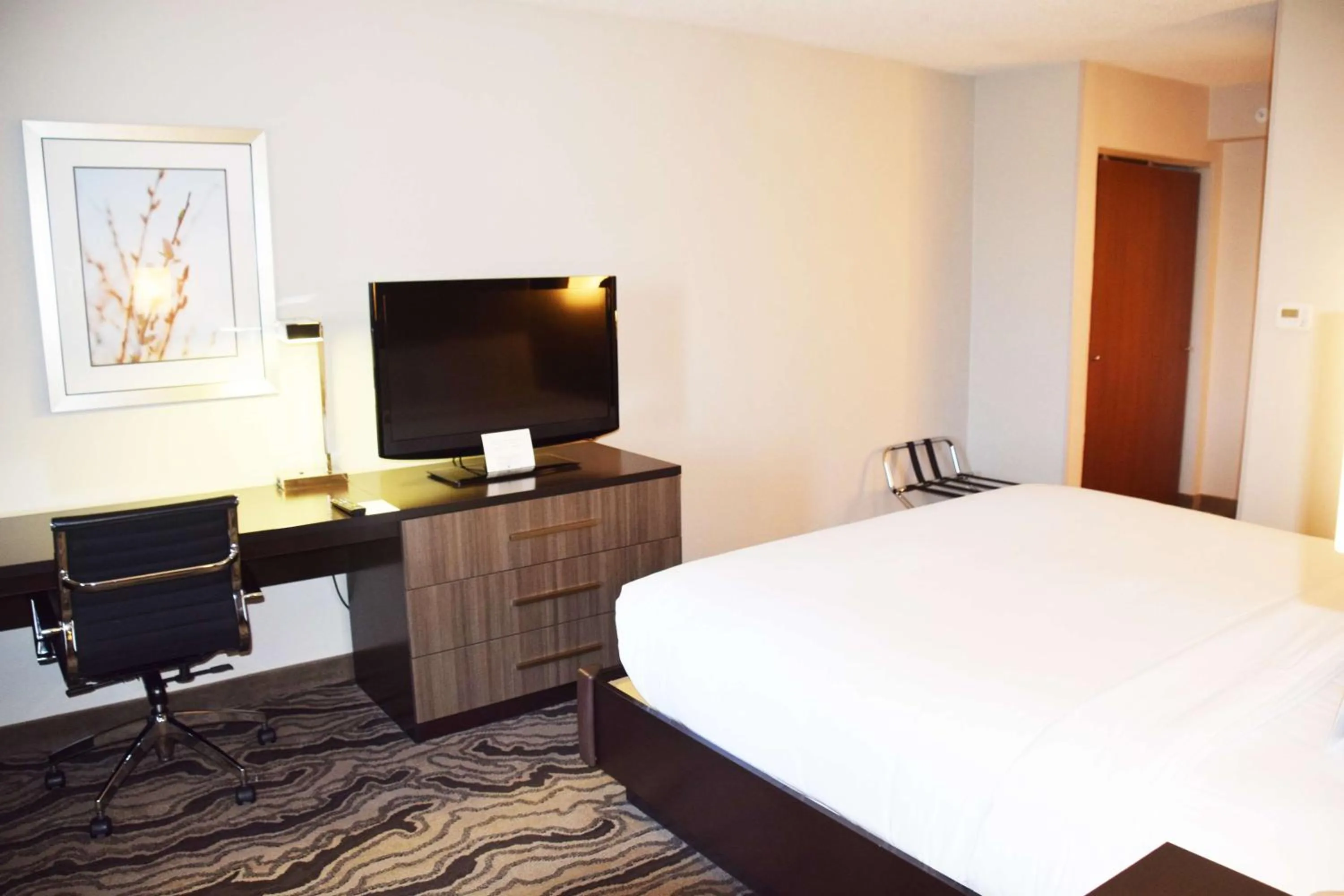 Bedroom, Bed in DoubleTree by Hilton Montgomery Downtown